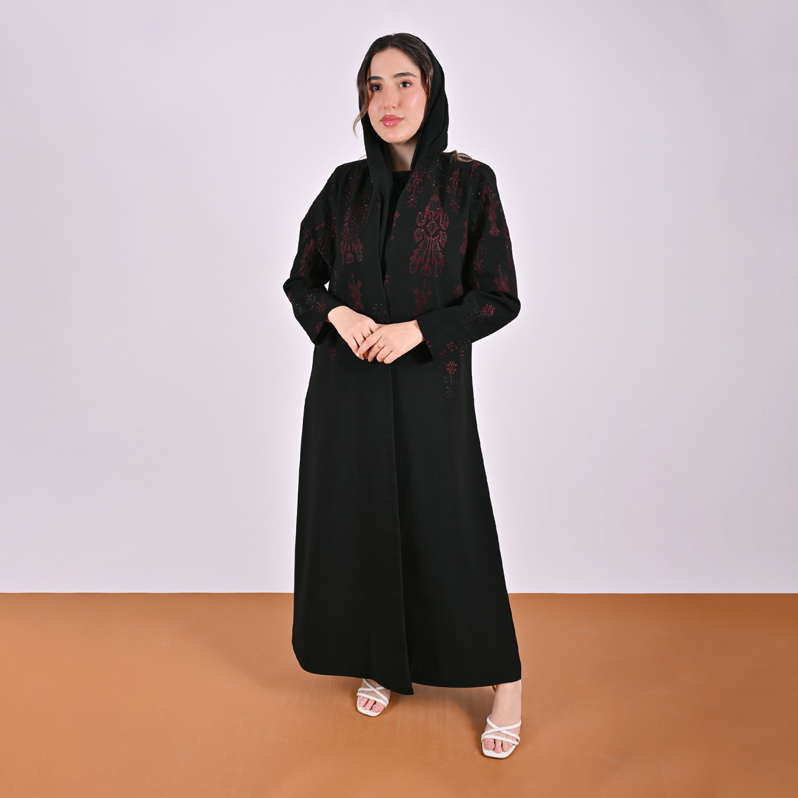  عباية لف باللون الأسود العميق بتصميم راقٍ بنقشة بارزة باللون العنابي 