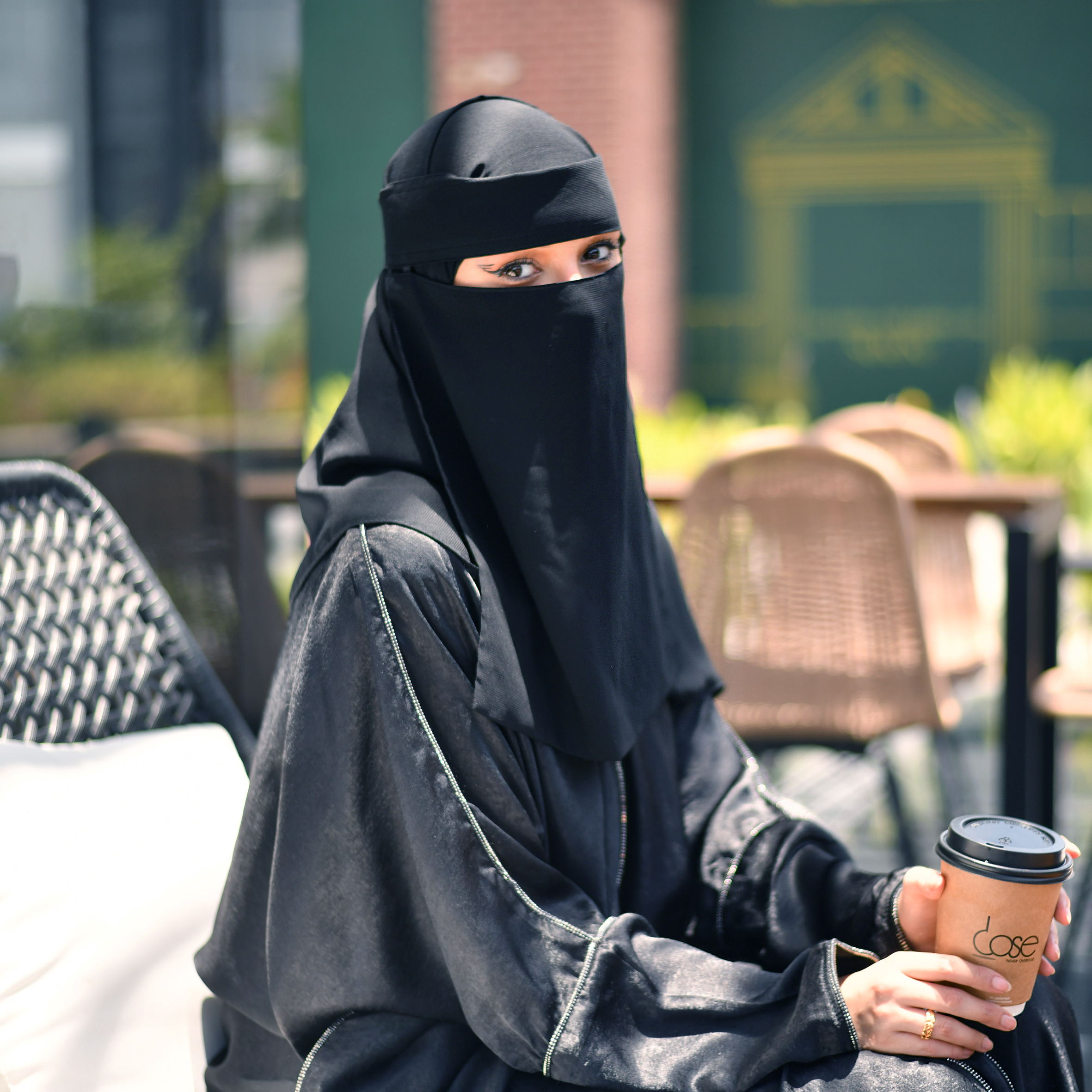  عباية لف سوداء من الأورقانزا مع تحديد الحواف بالكريستال الأبيض 