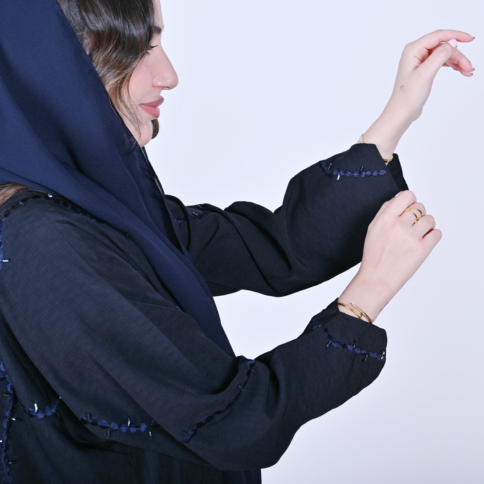  عباية لف بلون كحلي بتطريز وشك عشوائي على كامل العباية 