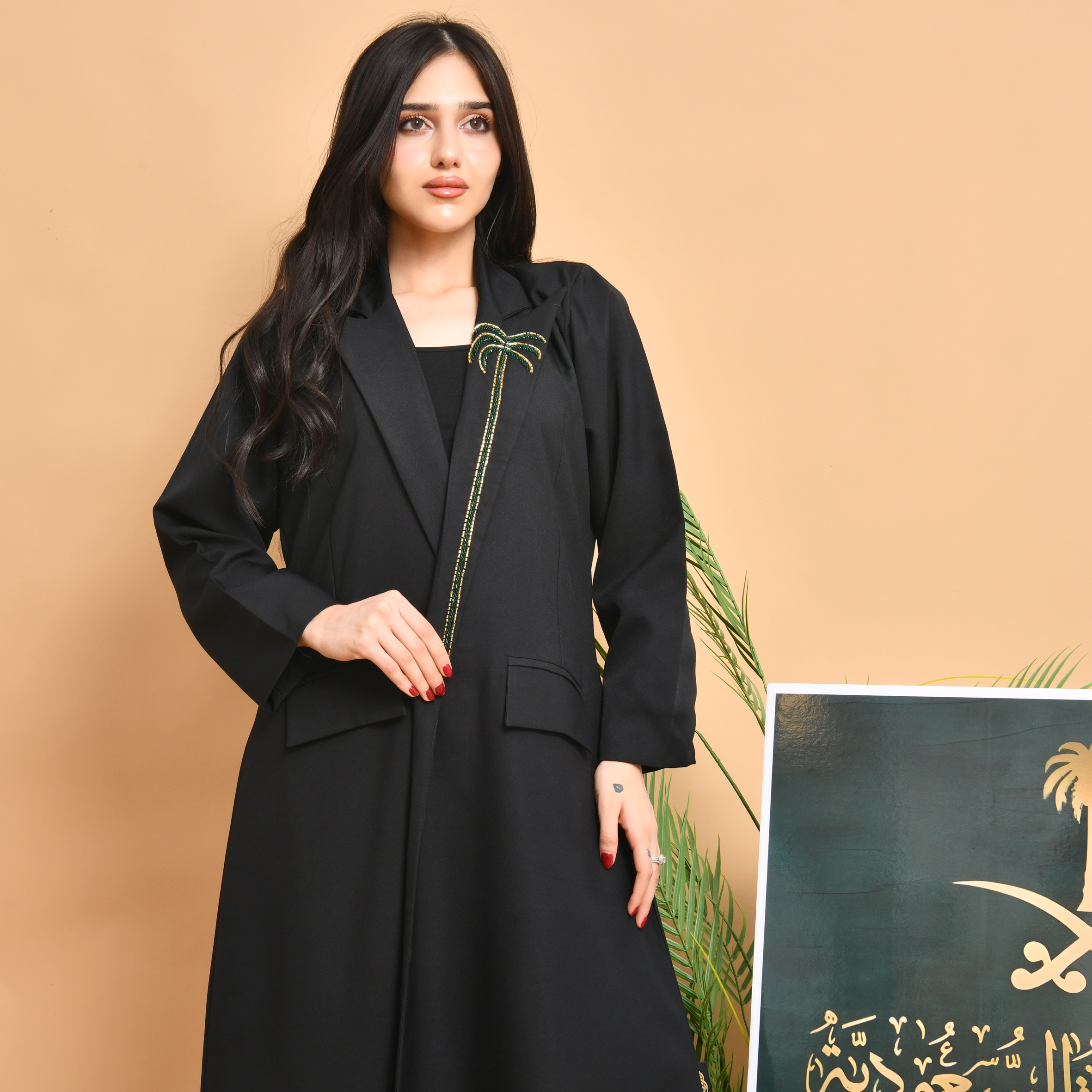  بليزر راقي باللون الأسود مع كتافيات و بطانة داخلية مزينة بشك يدوي على الياقة وجيوب بارزة  