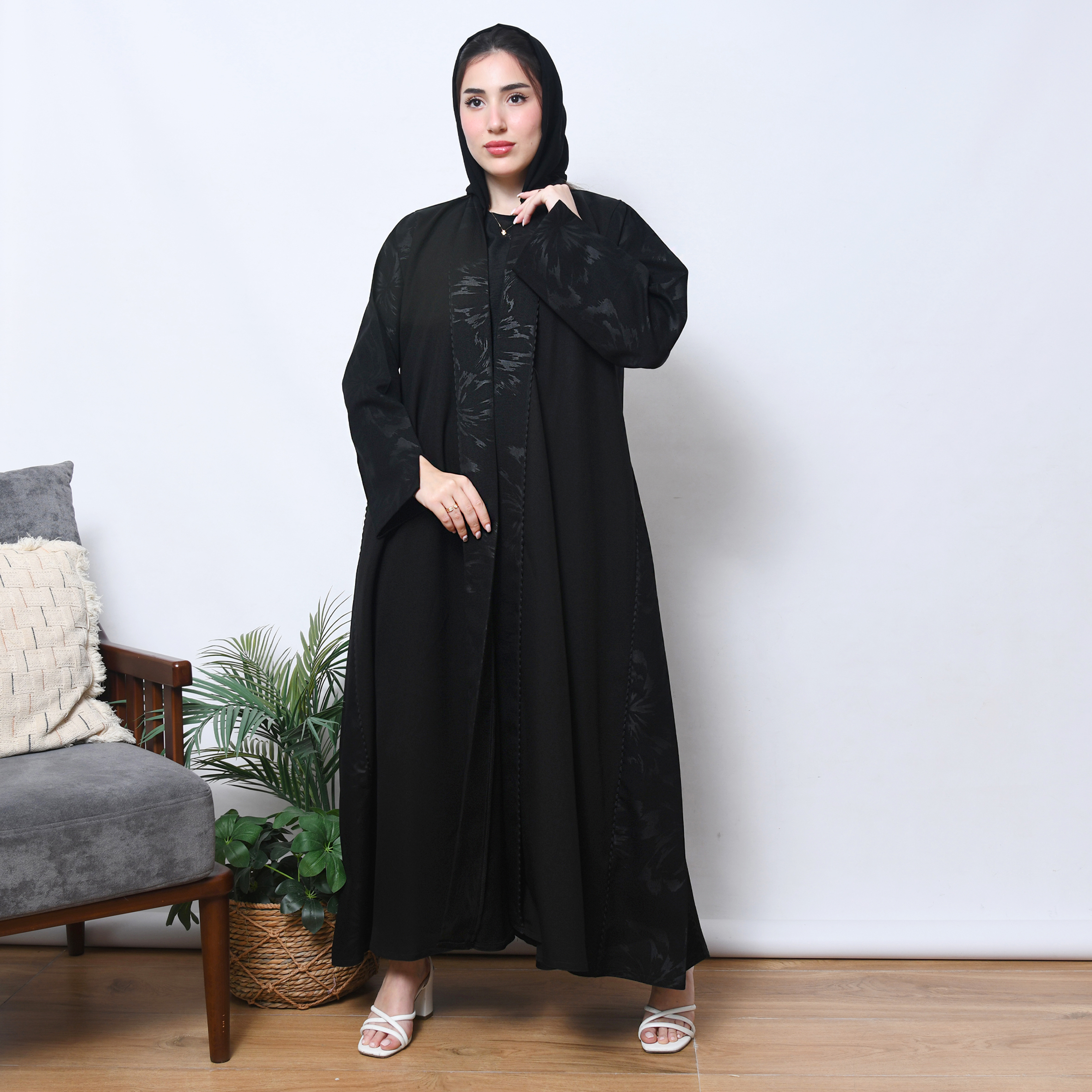  عباية لف كلوش راقي مع تداخل قماش الكريب بطبعات على الاكمام وجانبي العباية  