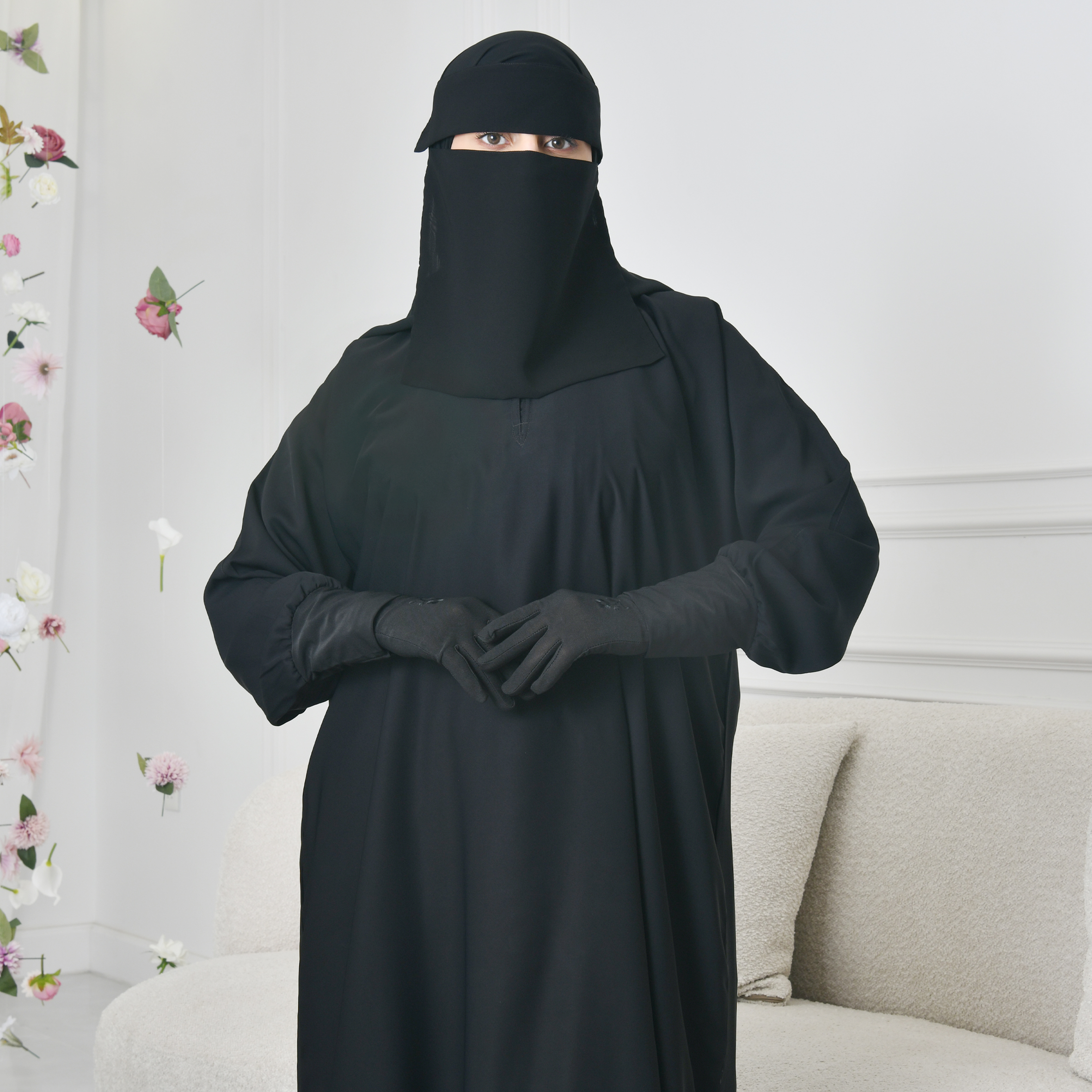 عباية كتف سوداء سادة مغلقة بطقطق من الاعلى واكمام زم ستريش 