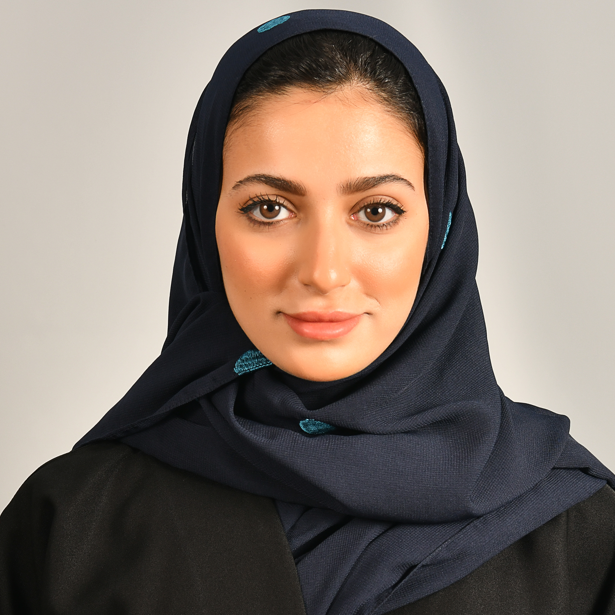  طرحه حرير كحليه  بتطريز  دائرى باللون الازرق 