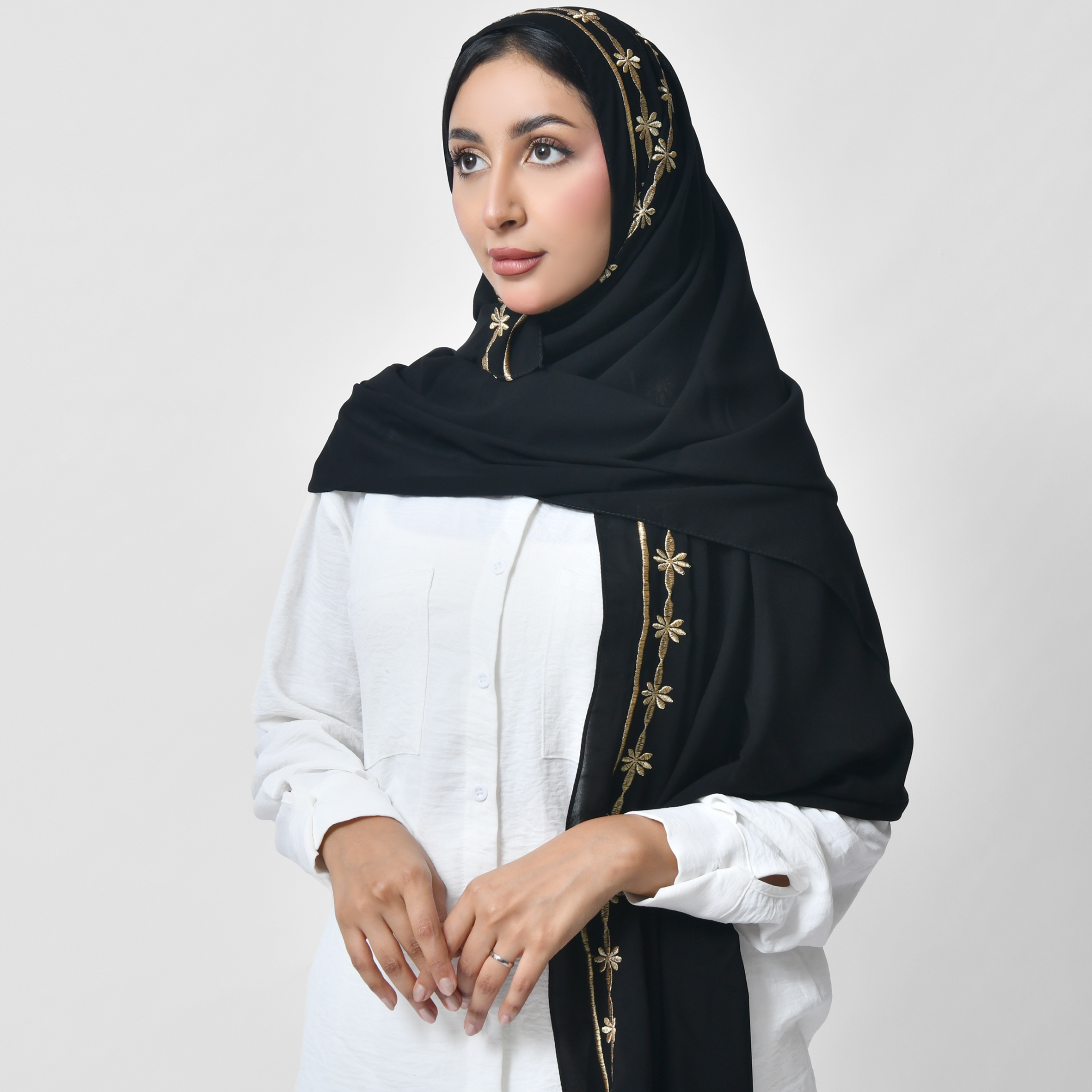  طرحة سوداء بتطريز ذهبي زاهي 