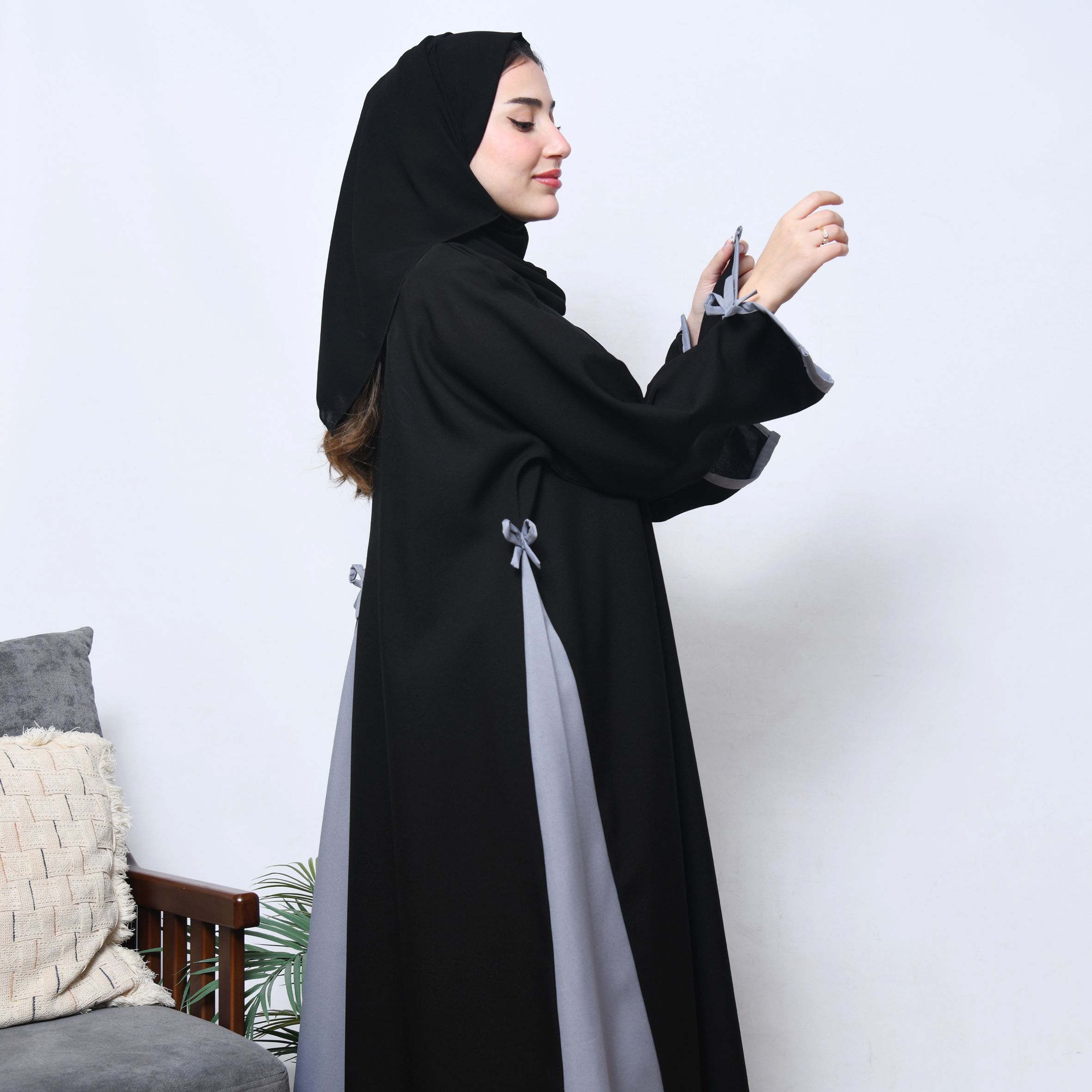  عباية لف كلوش بسيط وراقي بتداخل اللون الرمادي على الاكمام وبشكل سهمي اسفل العباية مع اضافة ربطة الفيونكة  