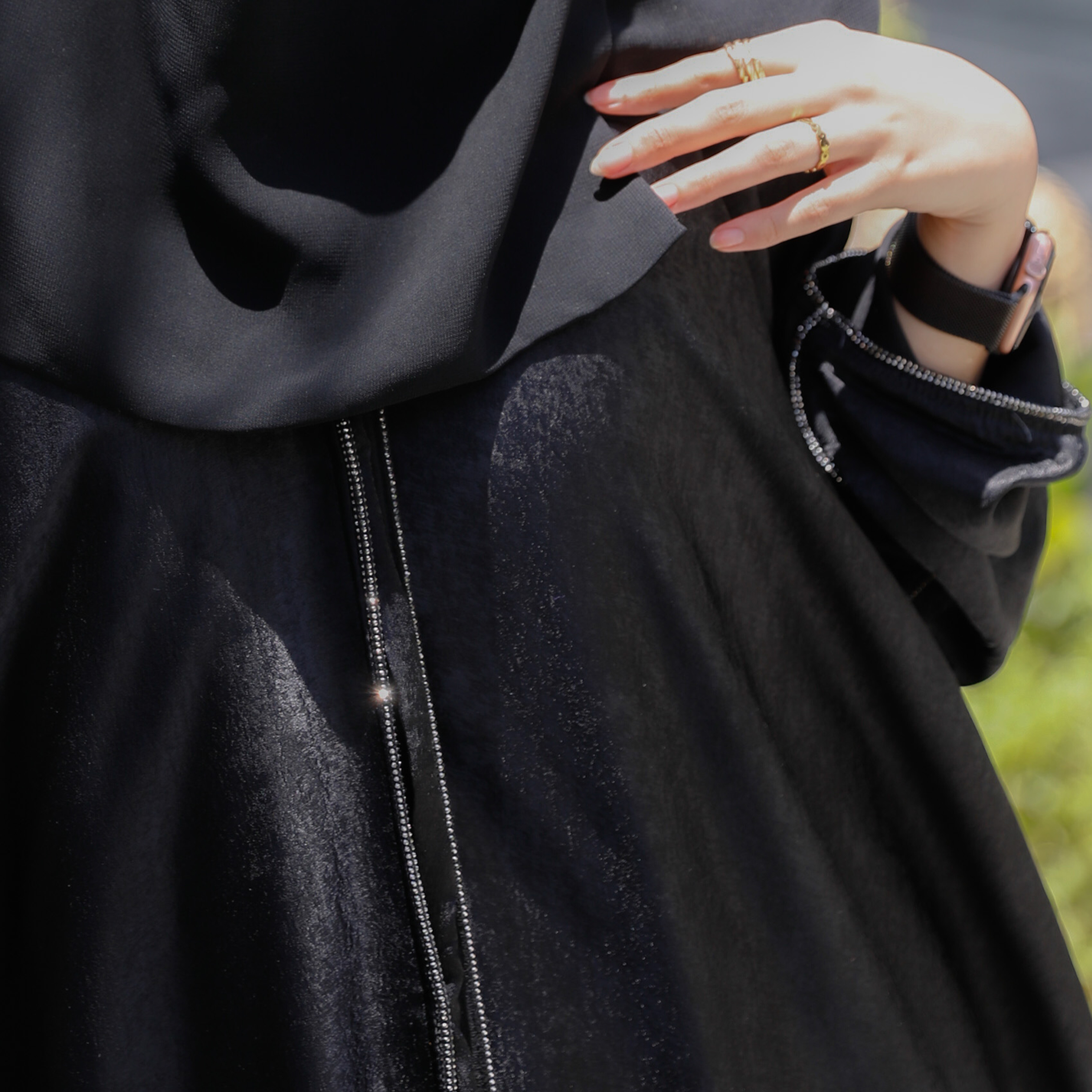  عباية لف سوداء من الأورقانزا مع تحديد الحواف بالكريستال الأبيض 