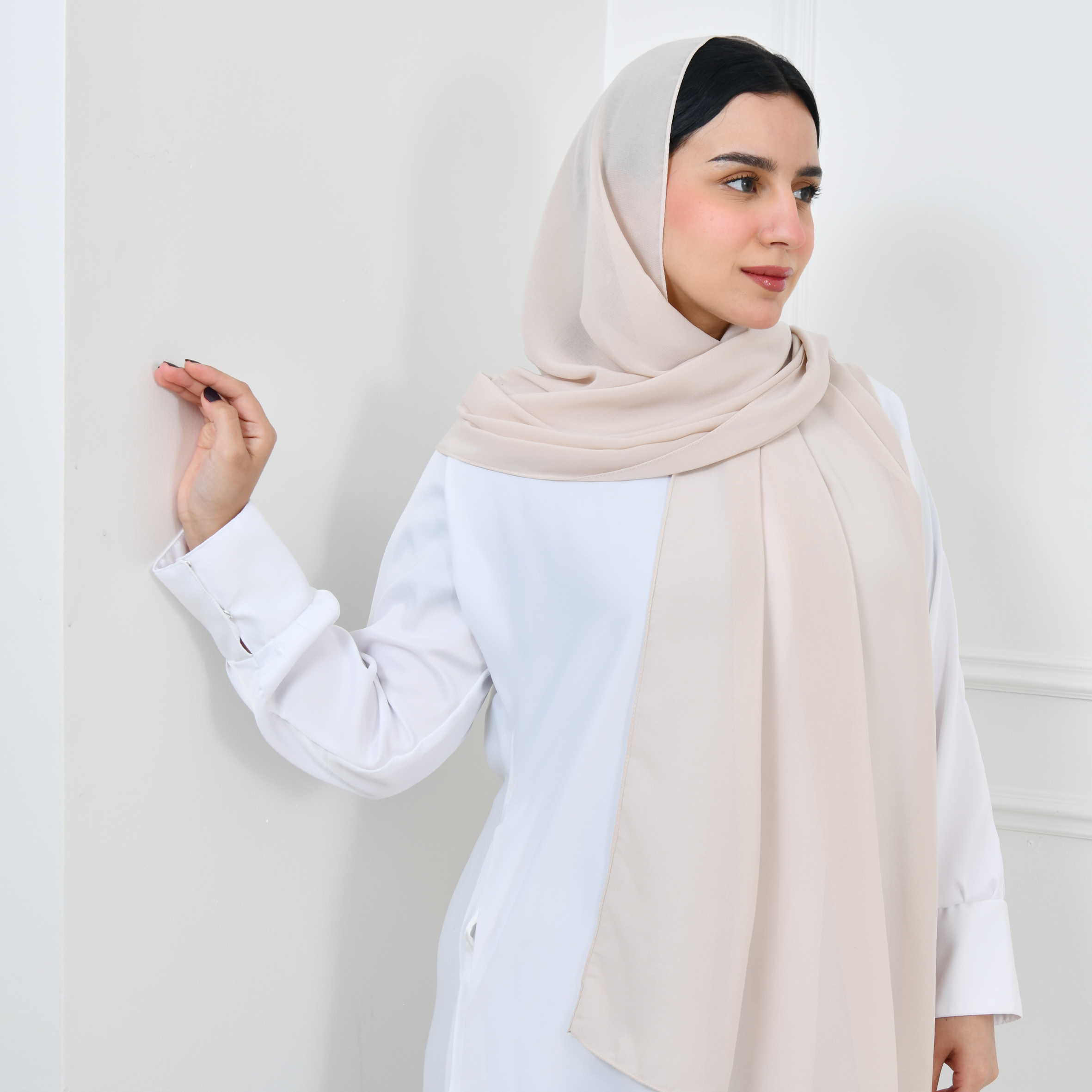  طرحه حرير باللون البيج الفاتح 