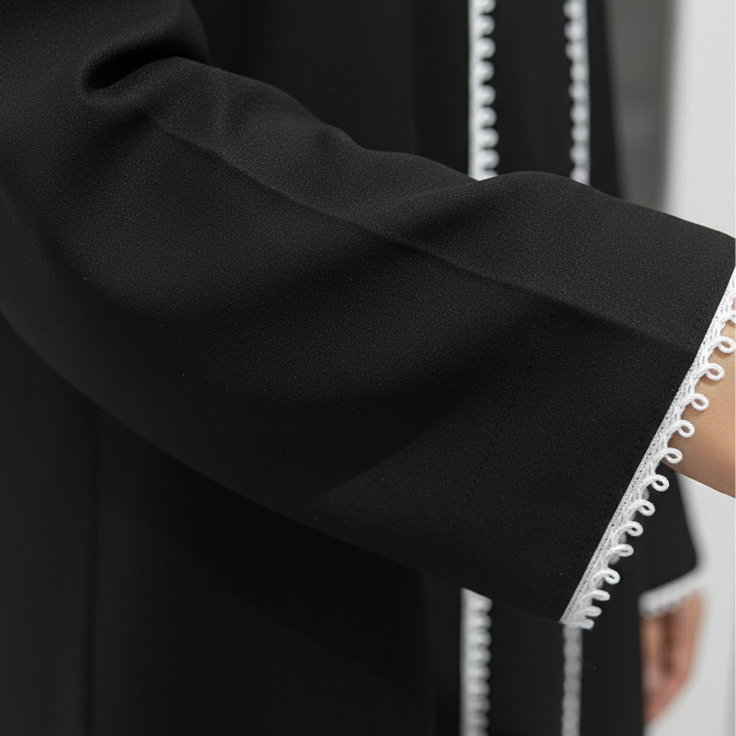 عباية بناتية سوداء مزينة بكلفة بيضاء 