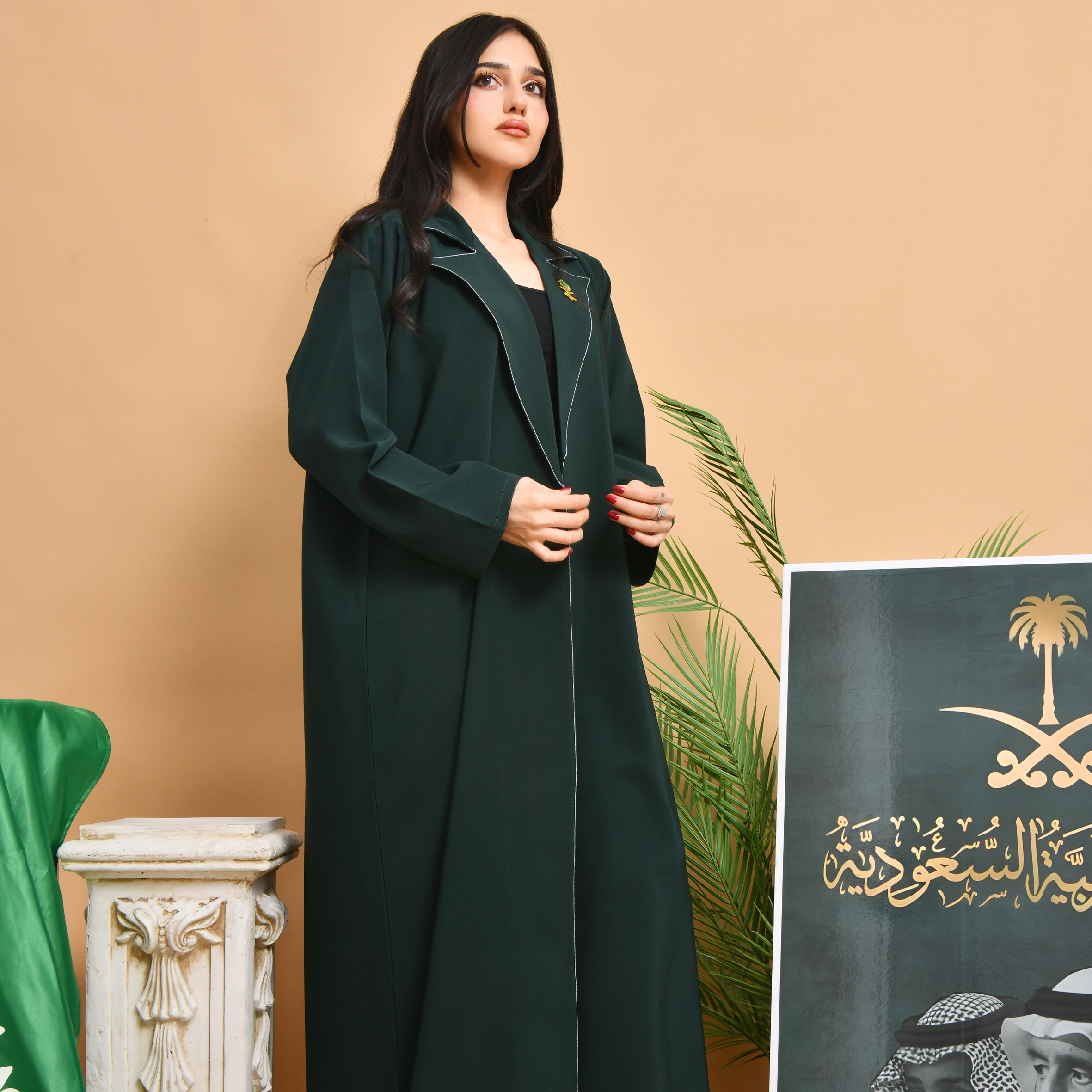  عباية بتصميم بليزر ربع كلوش بتطريز ابيض على الياقة  