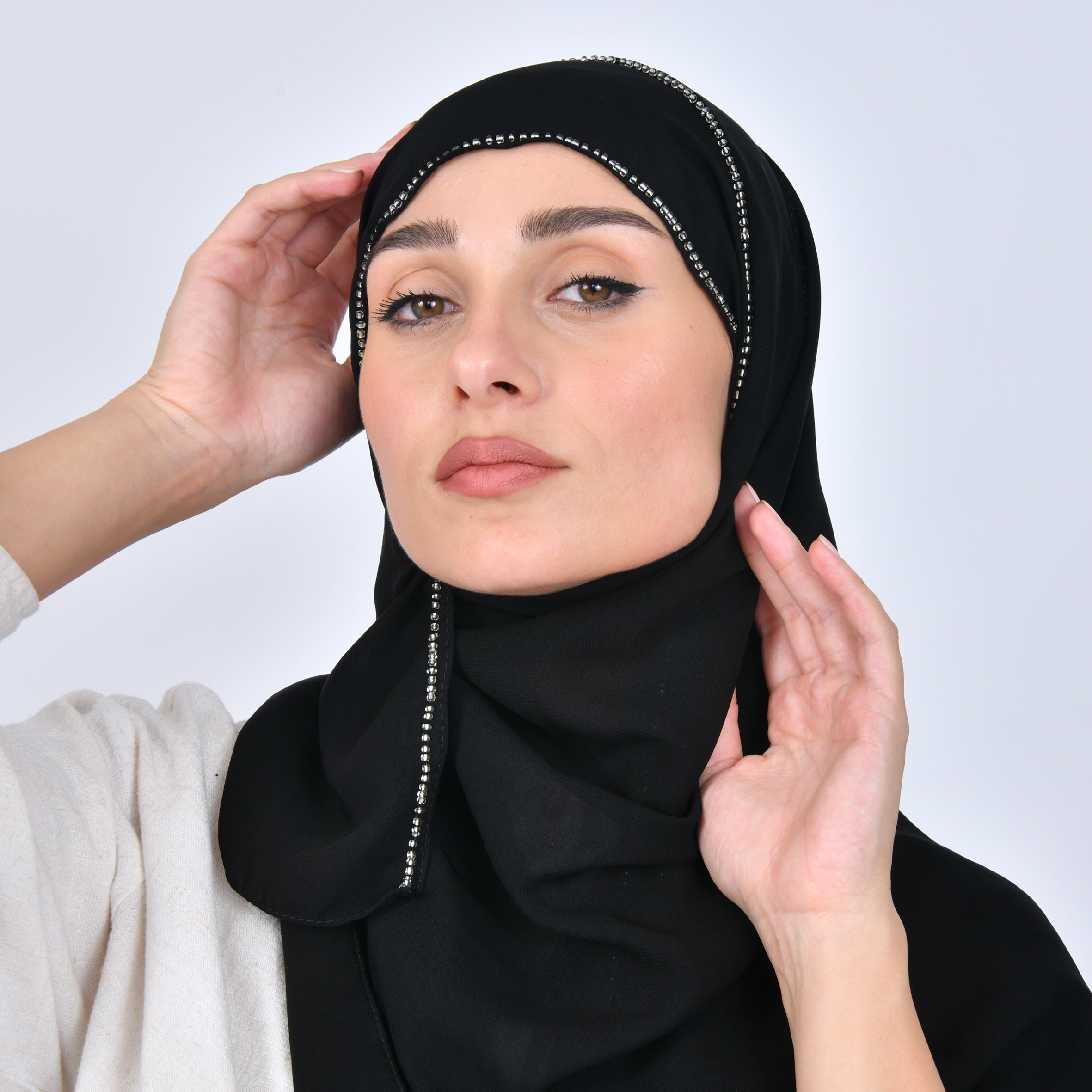  طرحه سوداء مزينة بشك ابيض 