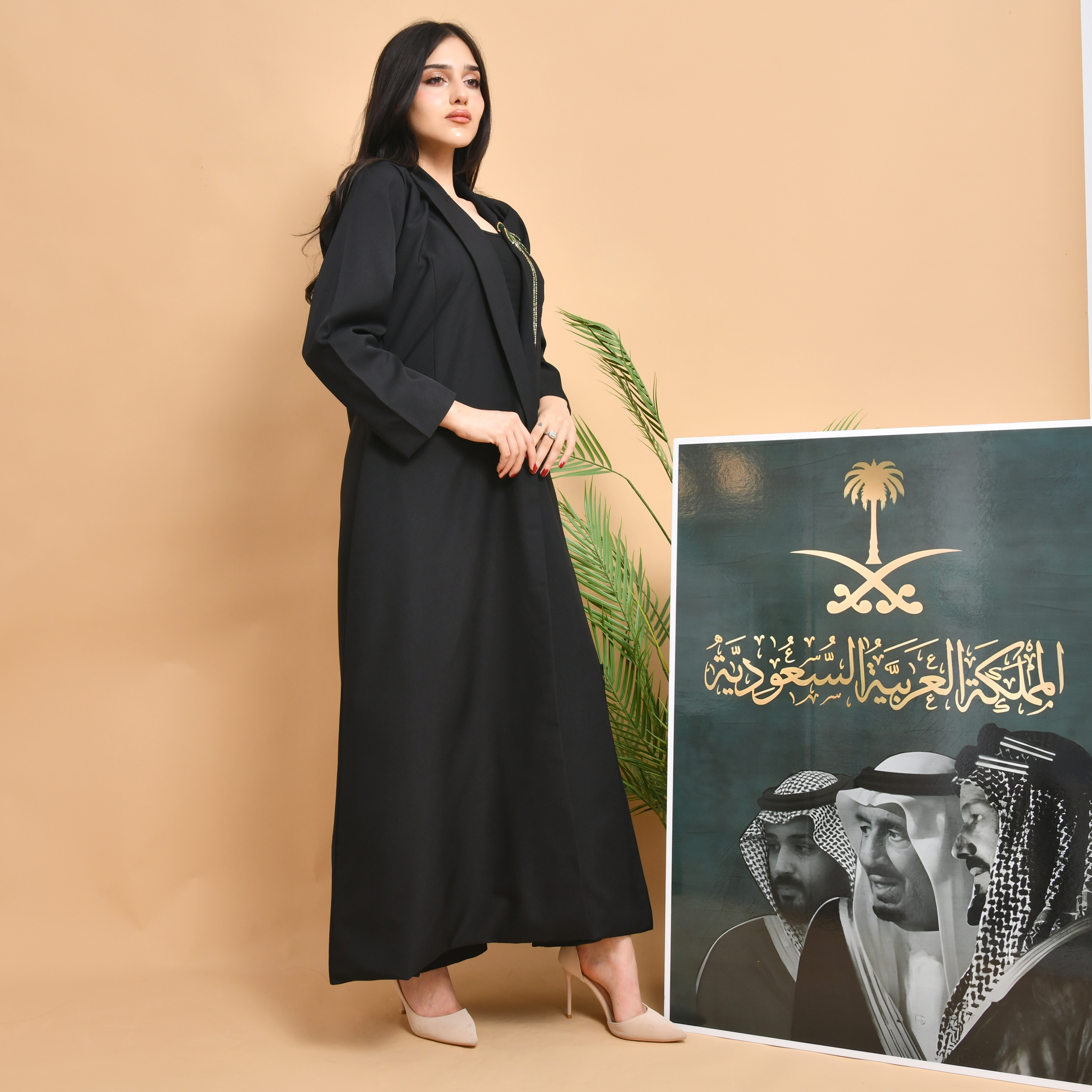  بليزر راقي باللون الأسود مع كتافيات و بطانة داخلية مزينة بشك يدوي على الياقة وجيوب بارزة  