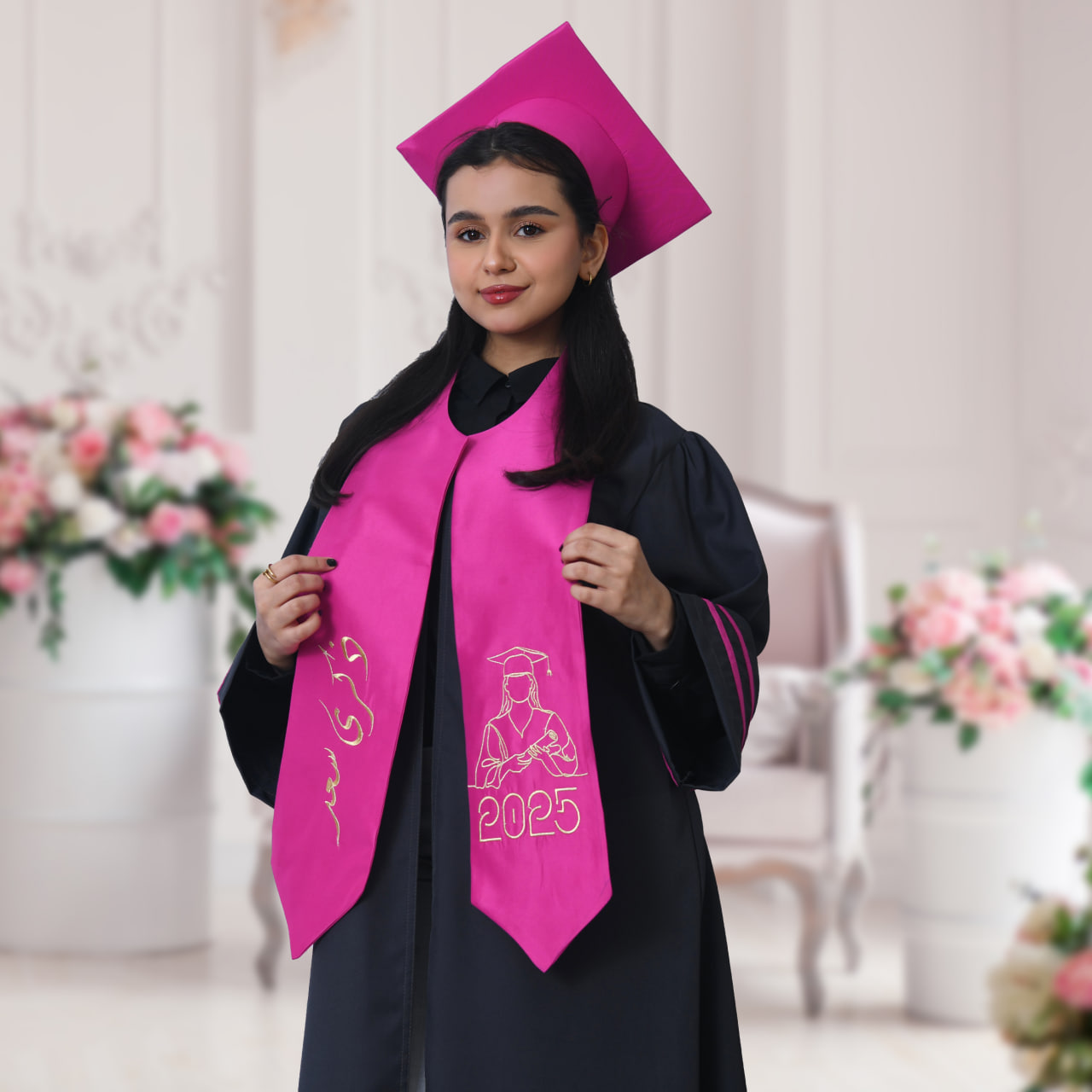  زي التخرج باللون الرمادي مع تداخل اللون الفوشي على الاكمام مع وشاح وكاب سادة  