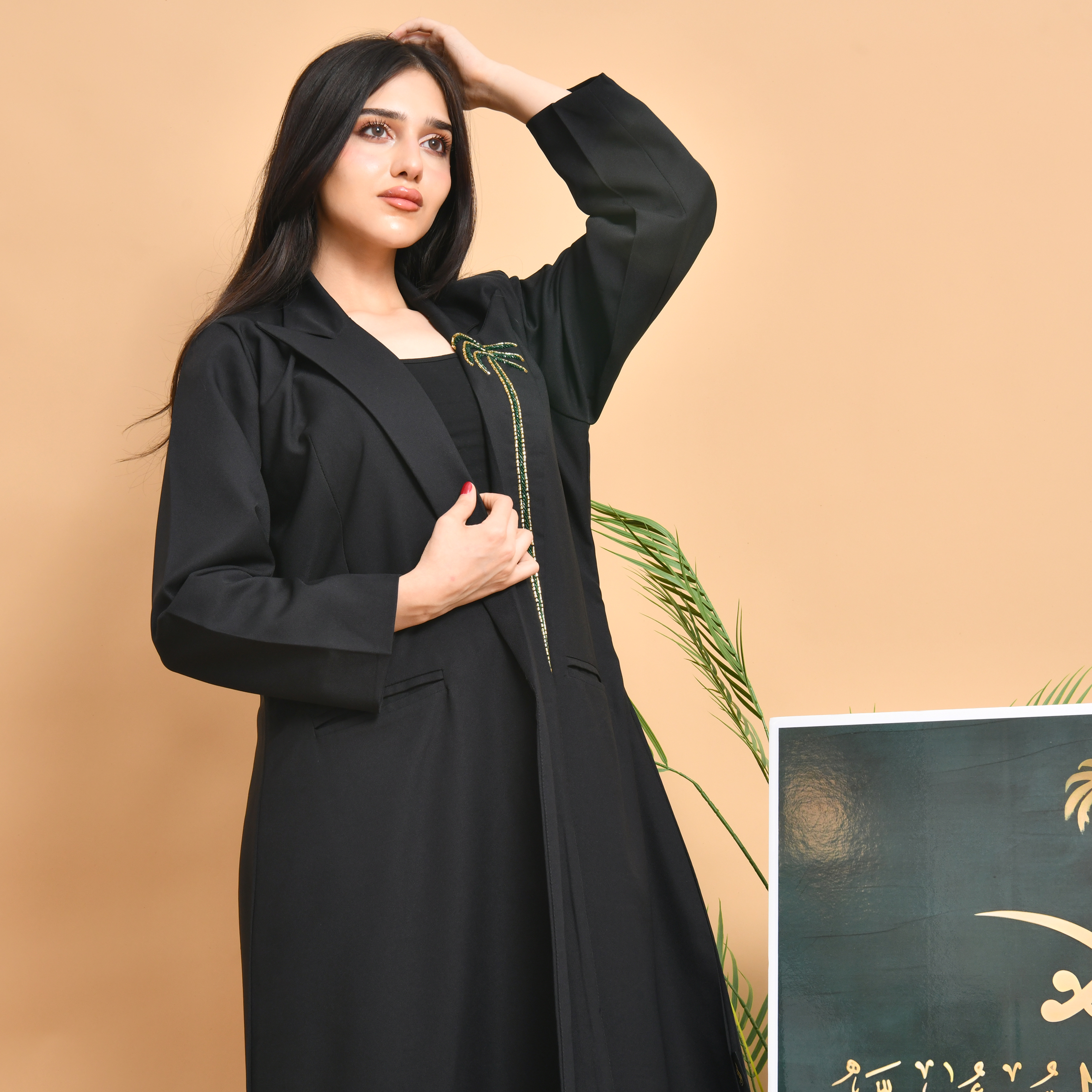  بليزر راقي باللون الأسود مع كتافيات و بطانة داخلية مزينة بشك يدوي على الياقة وجيوب بارزة  