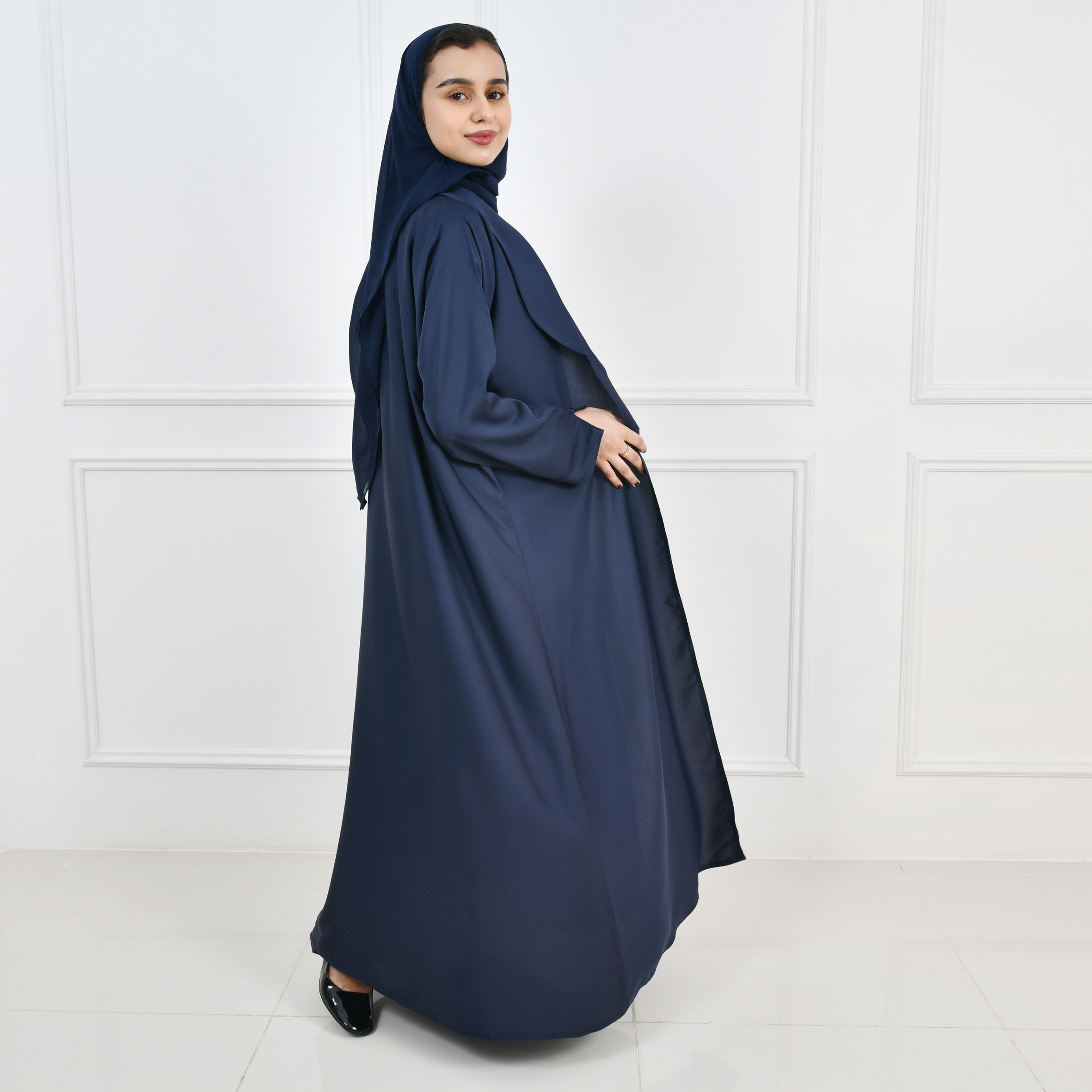  عباية بناتية بليزر باللون الكحلي بياقة متموجة مع سديري منفصل بقماش الجاكار  
