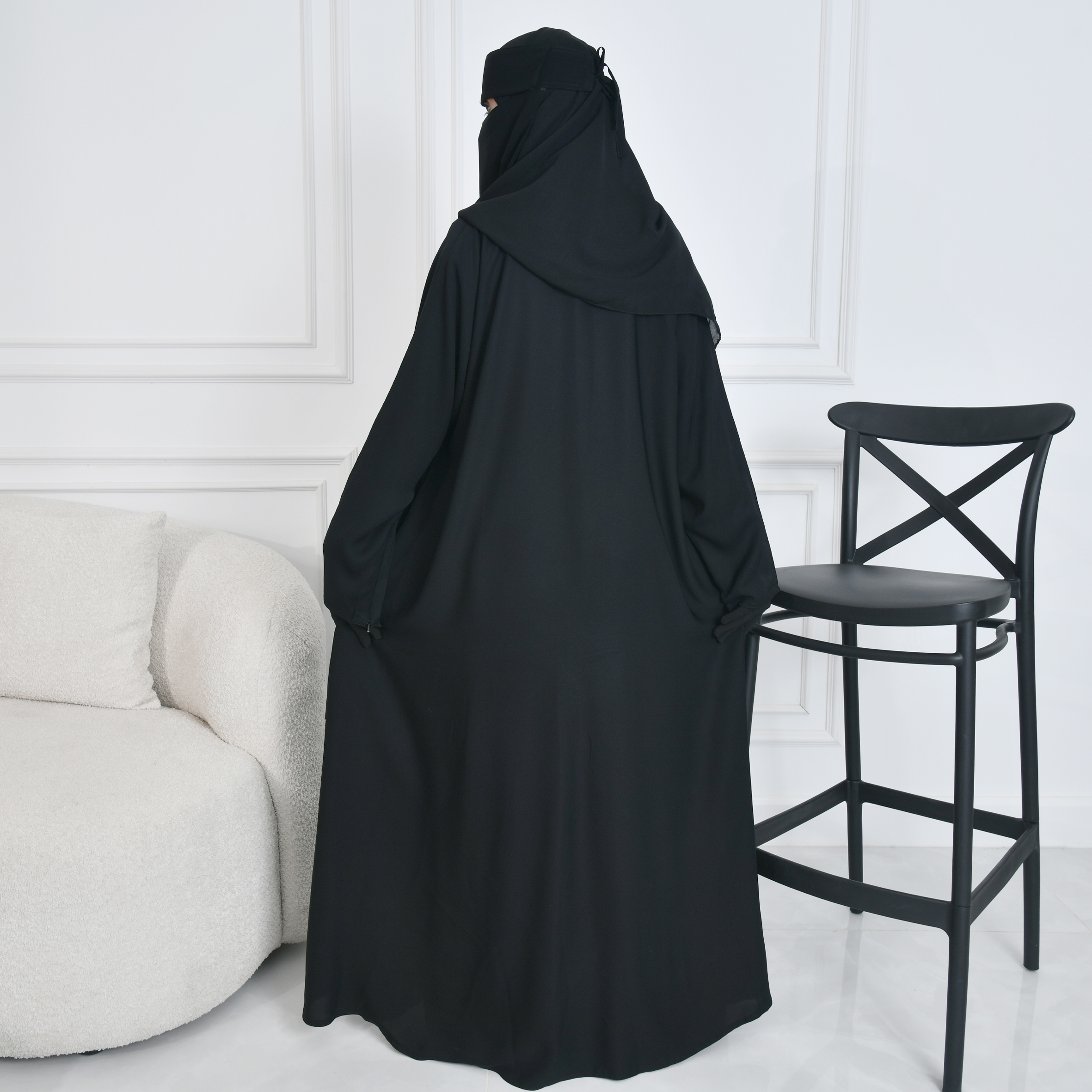  عباية كتف سوداء مغلقة بأكمام ضيقة وجيوب مخفية مزود بسحاب اغلاق 