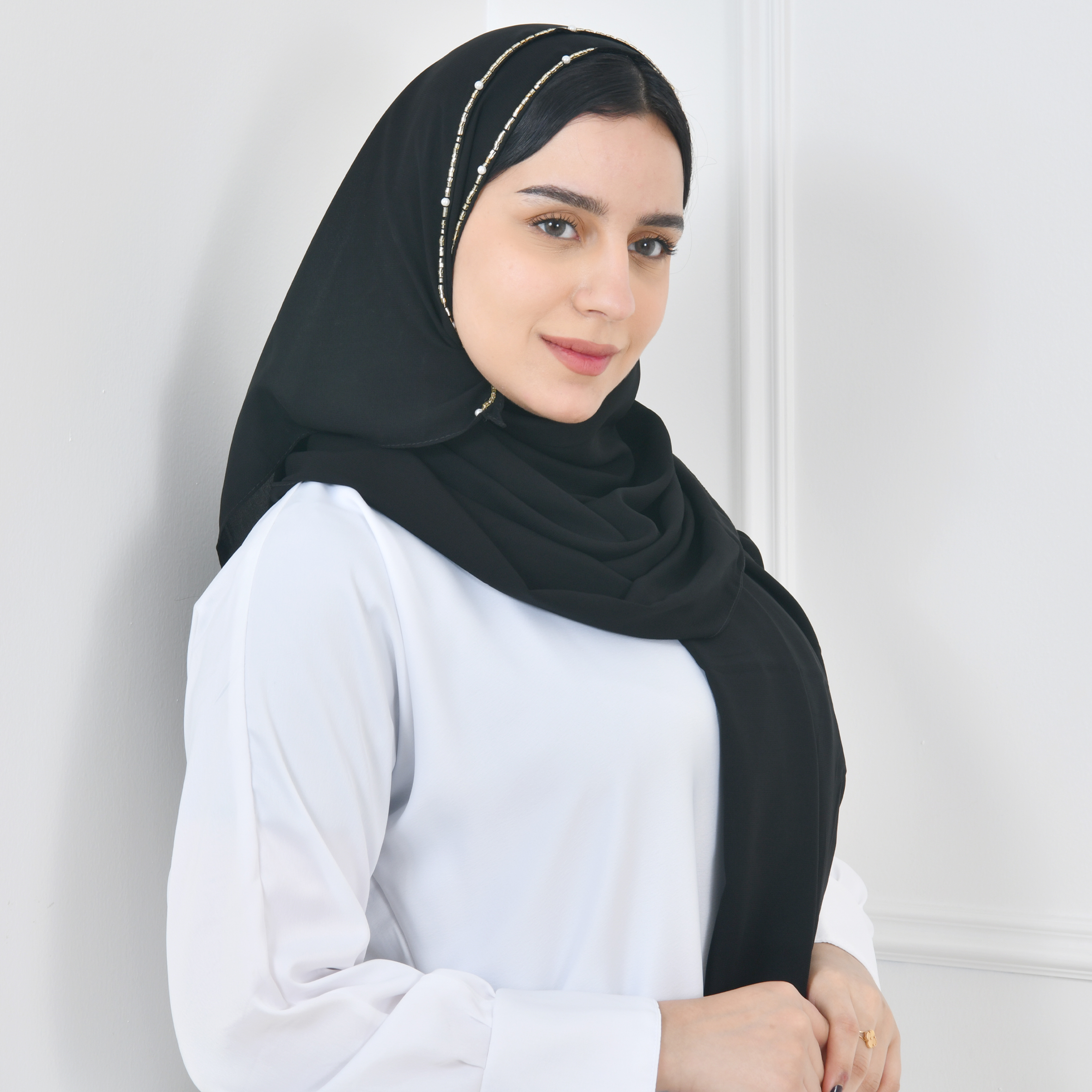  طرحه حرير سوداء بحافة مزينة بشك ابيض مع اللؤلؤ 
