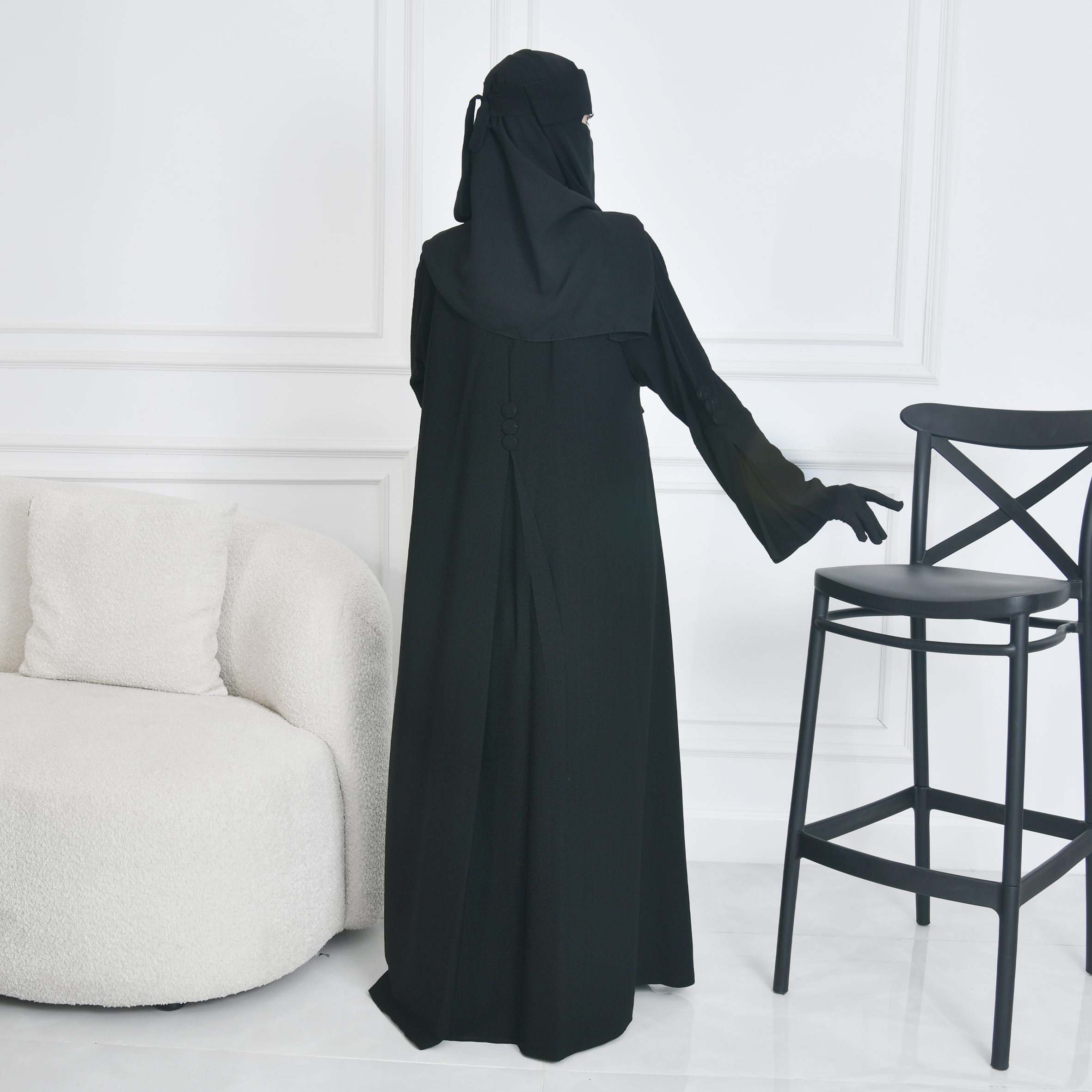  عباية كتف سوداء سادة بكم واسع وكسرات مزينة بأزرار 