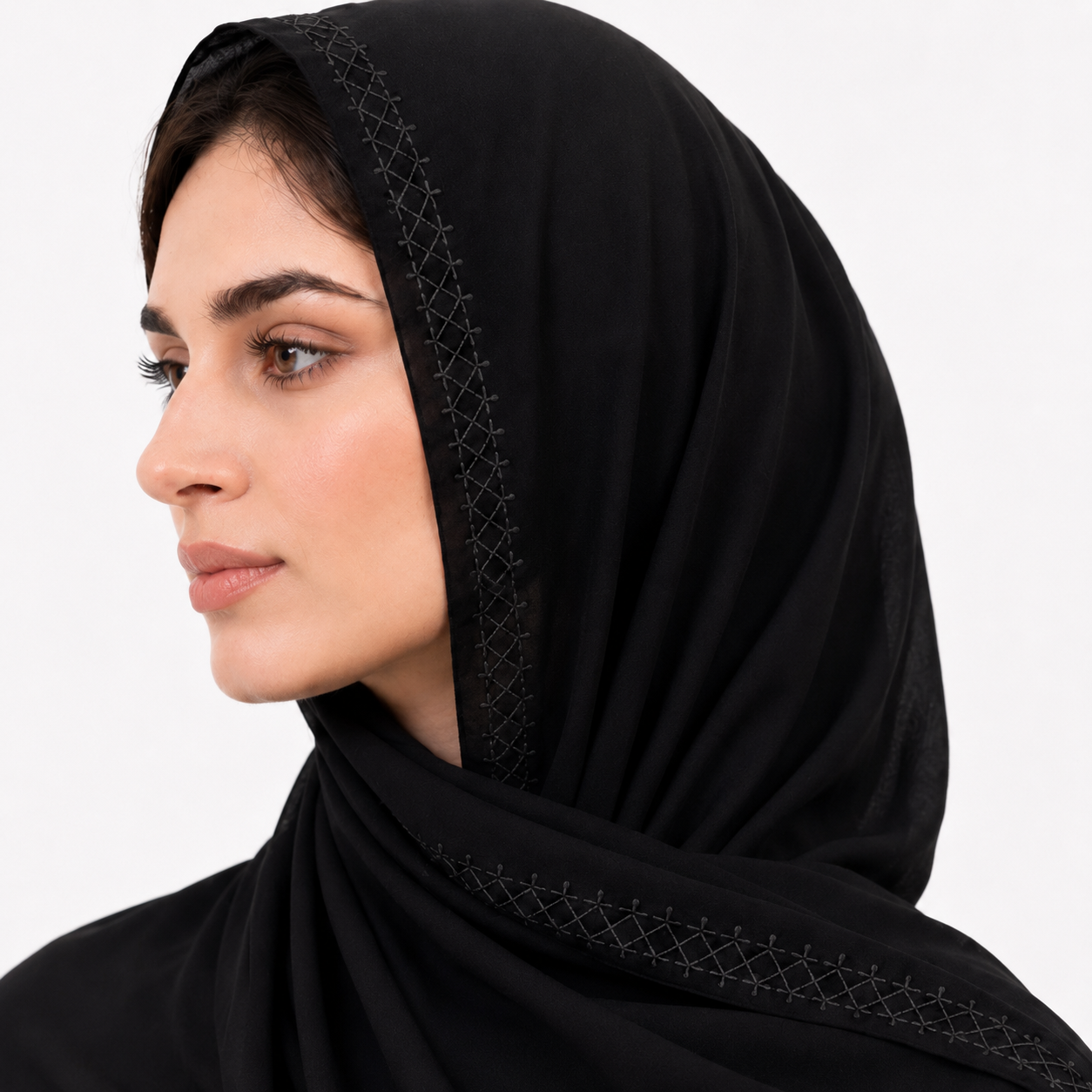  طرحة باللون الاسود مزينة بتطريز انيق 