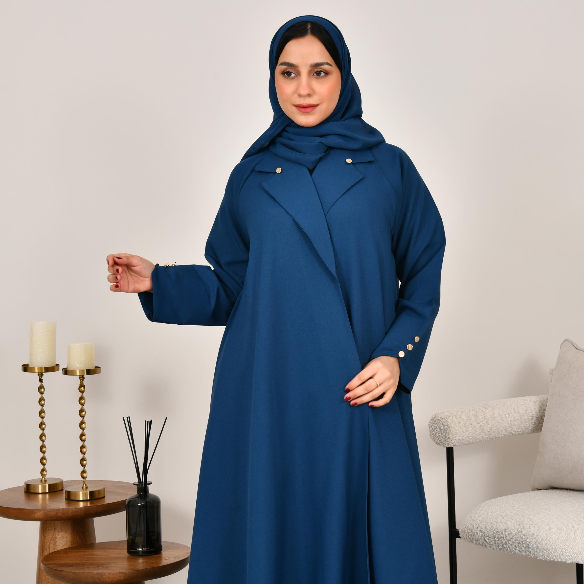  عباية بقصة رسمية كلوش بااللون الازرق مزينة بأزرار ذهبية  