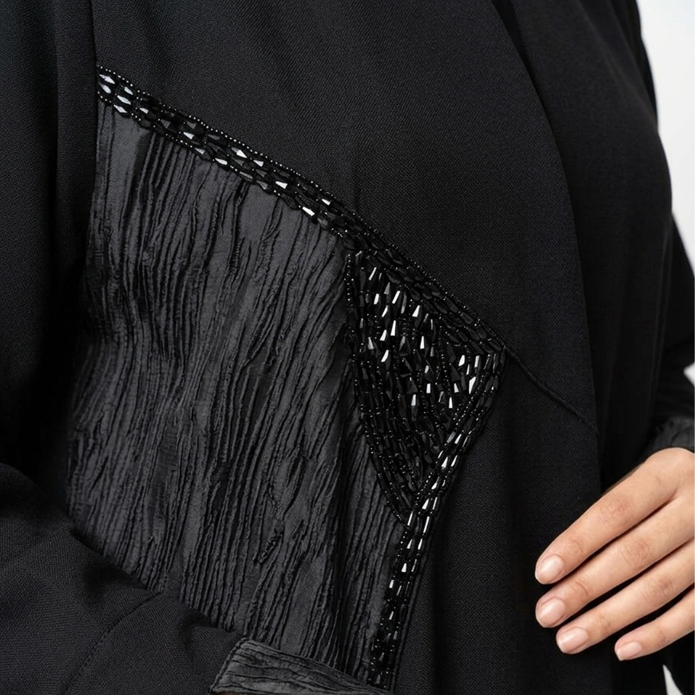  عباية باللون الأسود  بتداخل جاكار وشك راقٍ 