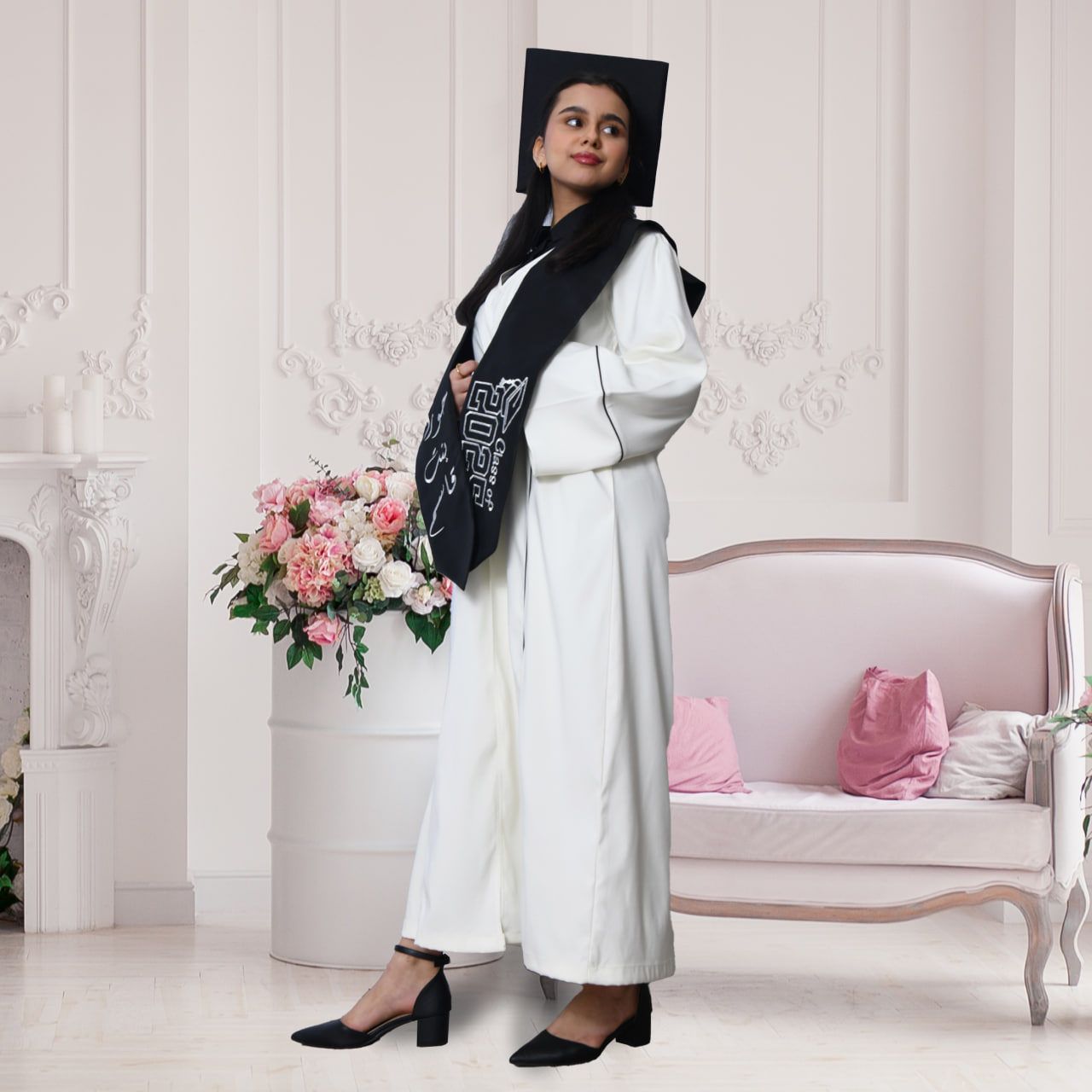  زي تخرج عباية اوف وايت مع وشاح وكاب اسود سادة  