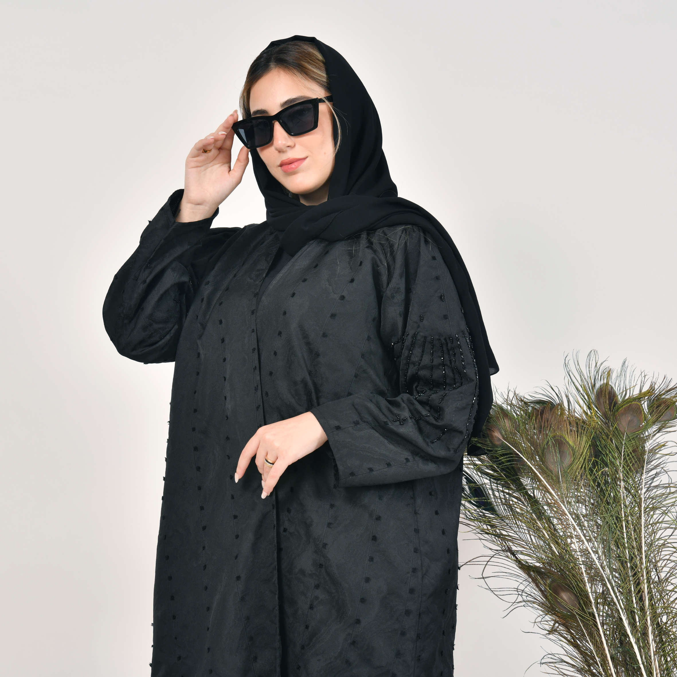  عباية لف سوداء بقماش مموه و اكمام مزينة بشك  اسود 