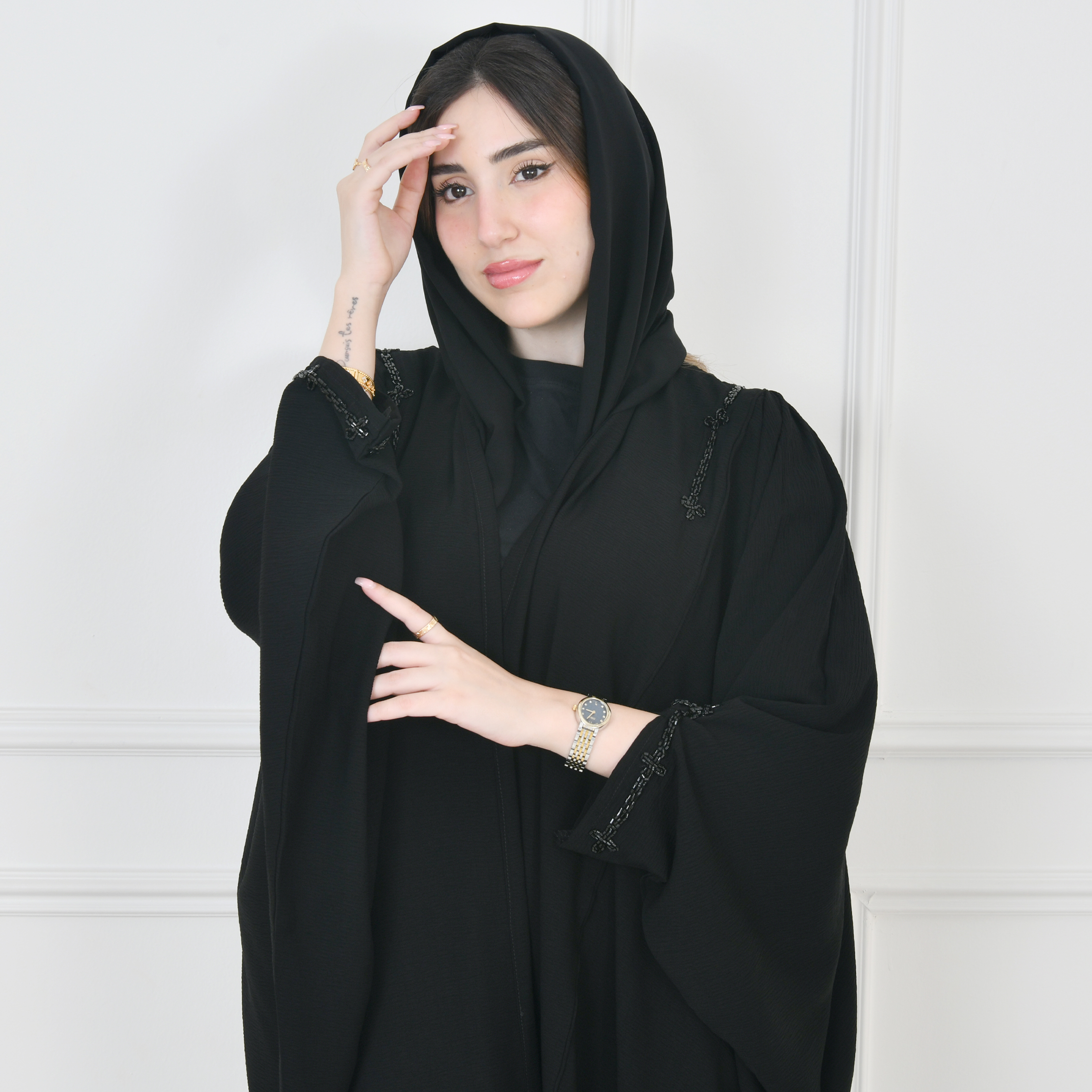  عباية لف سوداء بقصة فراشة بأكمام بف مزينة بشك  