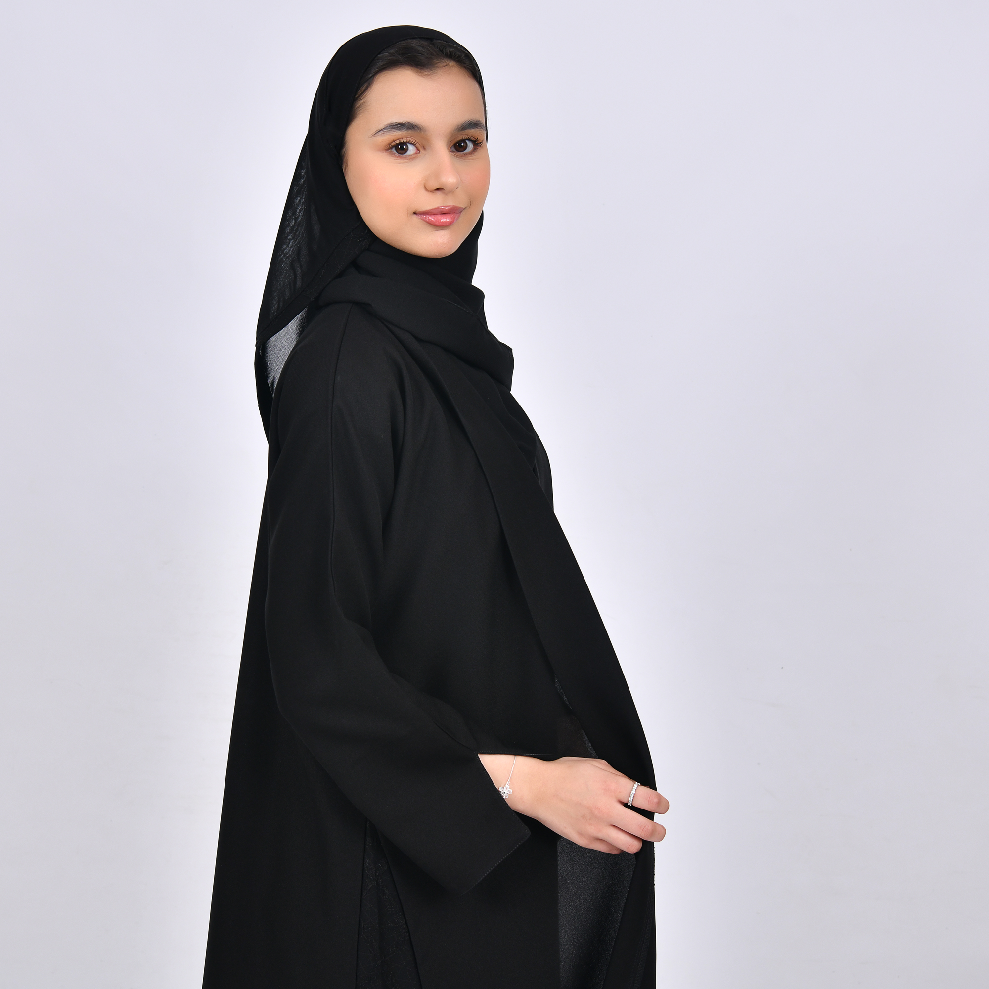  عباية بناتيه بقصة ربع كلوش من قماش الكريب وتداخل الجاكار على جانبي العباية بشكل سهمي والاكمام 