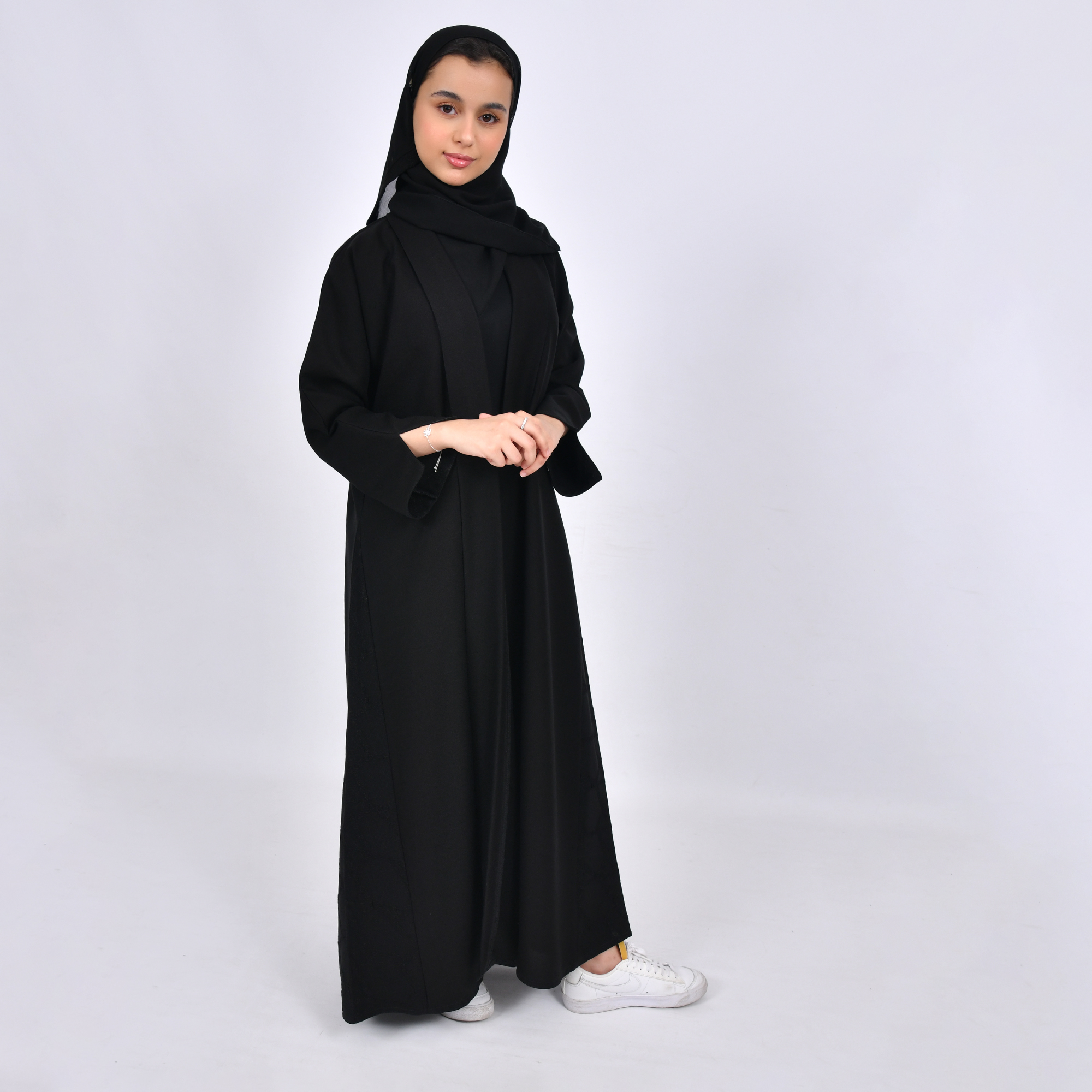  عباية بناتيه بقصة ربع كلوش من قماش الكريب وتداخل الجاكار على جانبي العباية بشكل سهمي والاكمام 
