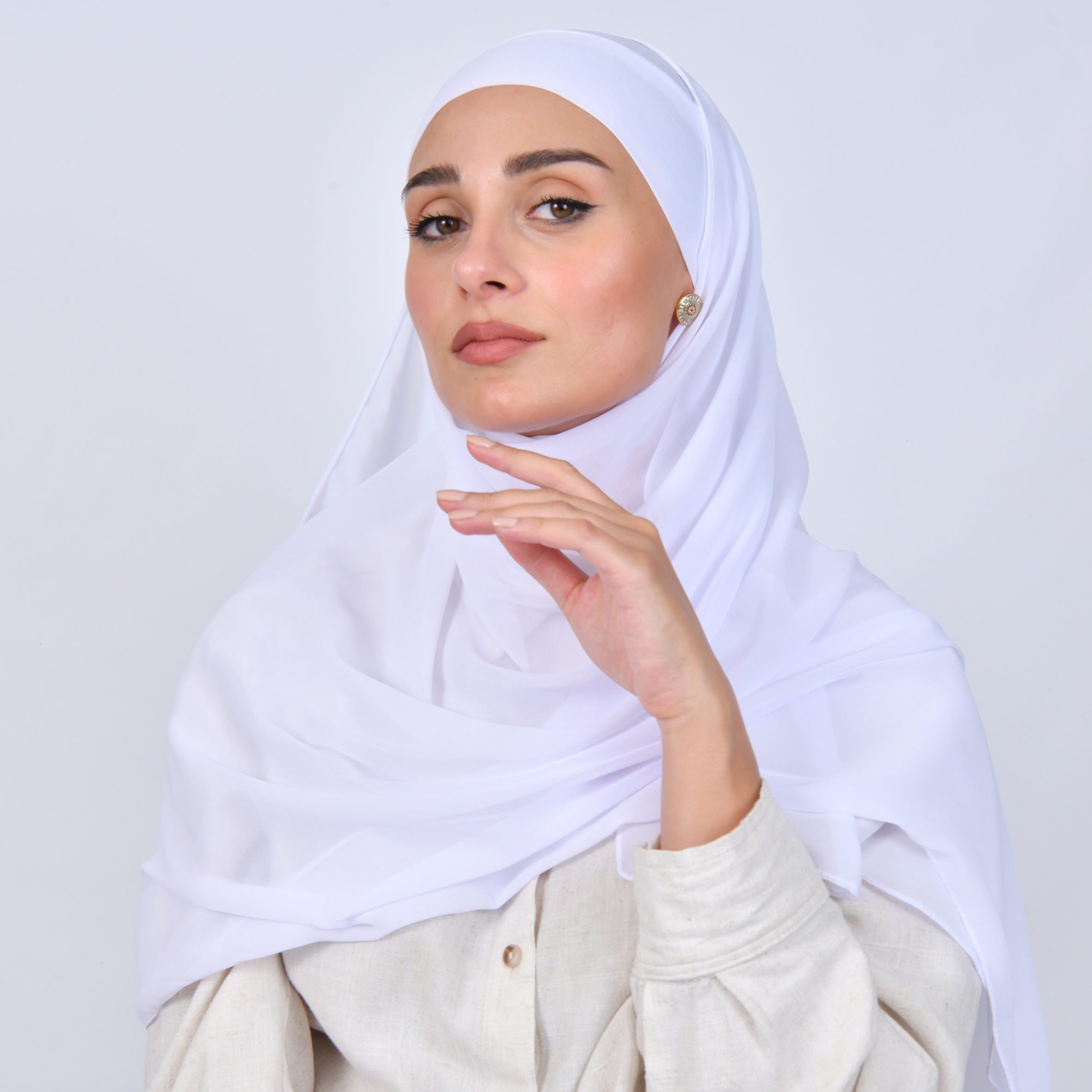  طرحة شيفون بربطة اغلاق - ابيض ناصع 