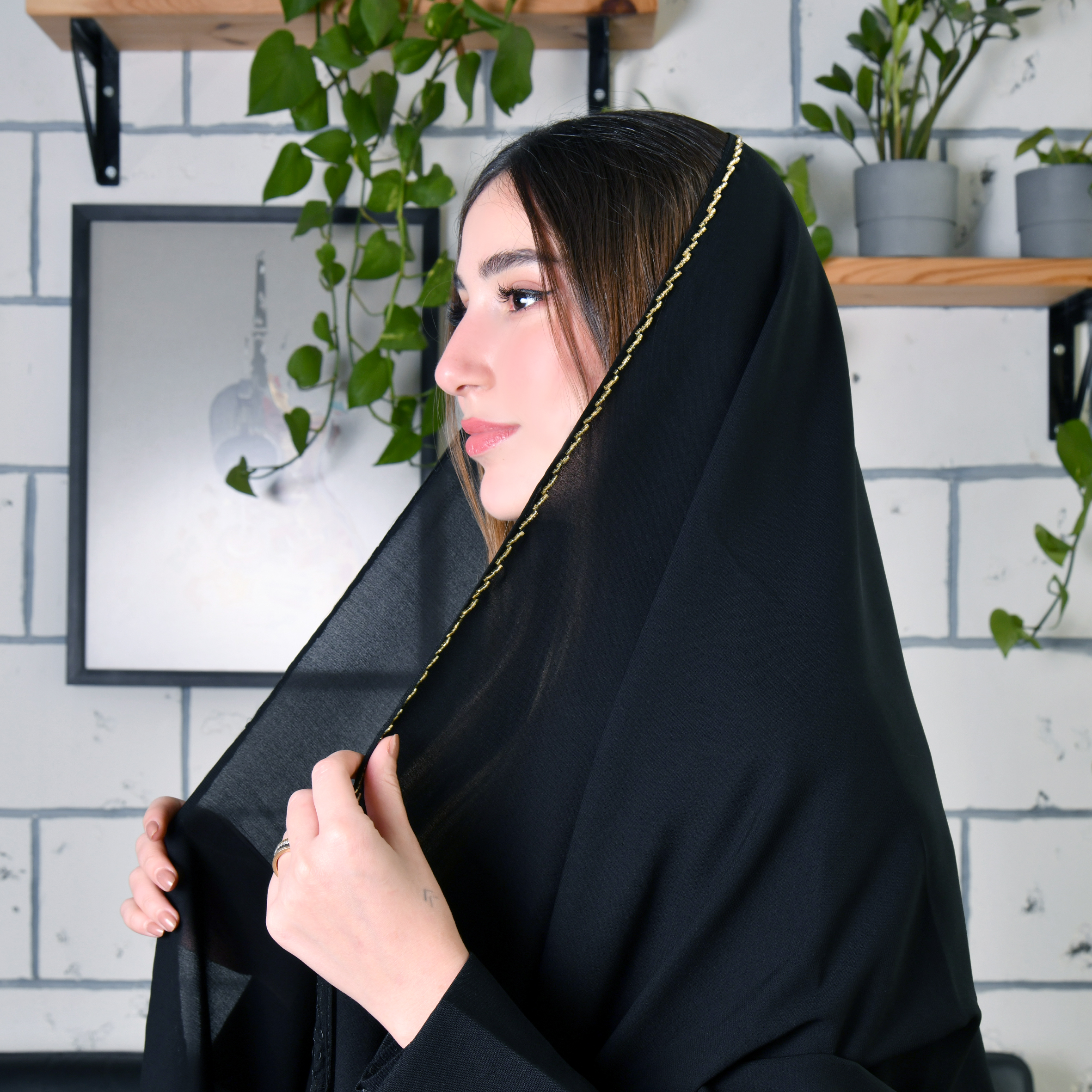  طرحه حرير سوداء مع شك ذهبي انيق  