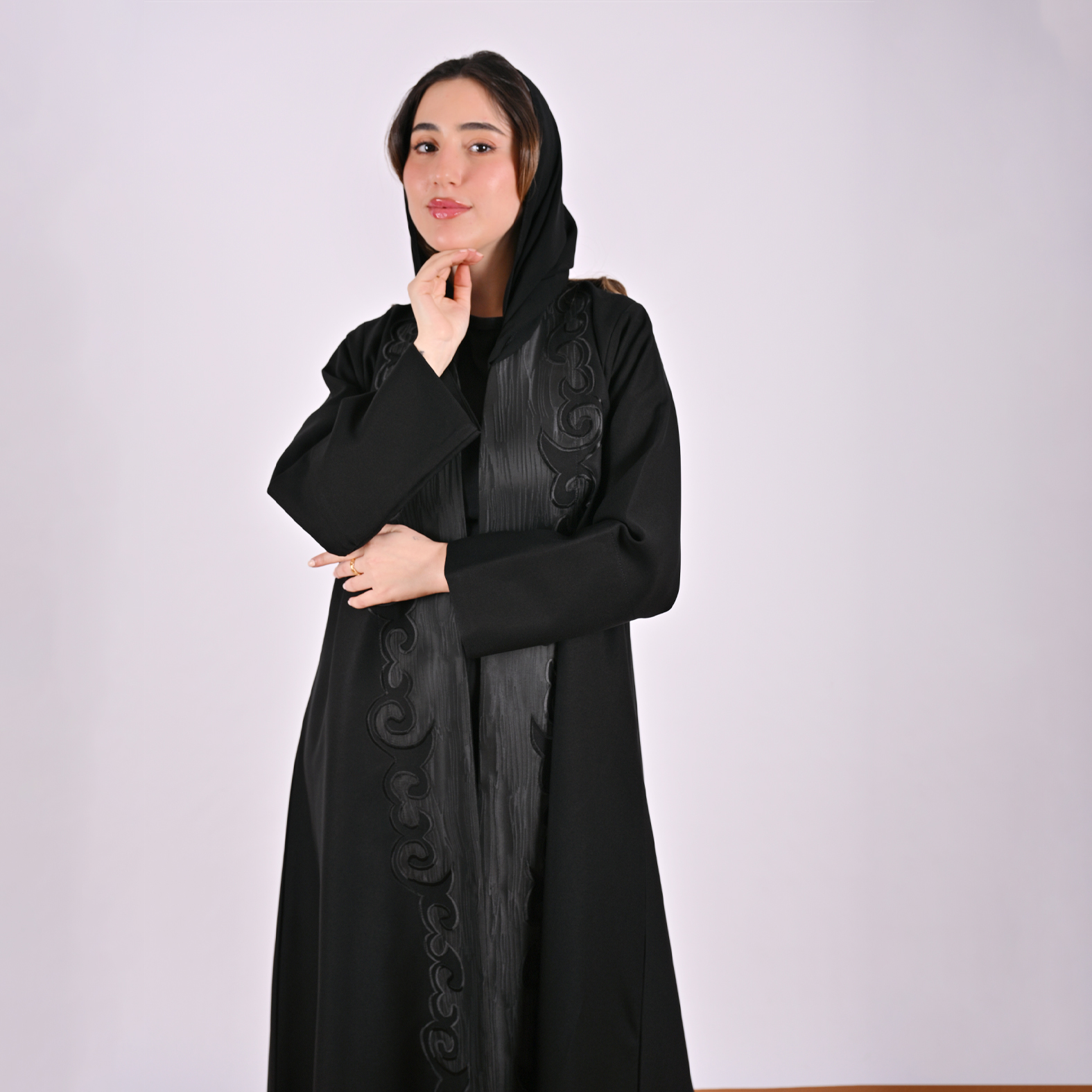  عباية لف سوداء بتصميم ناعم مع تداخل الجاكار المنقش على الواجهة 