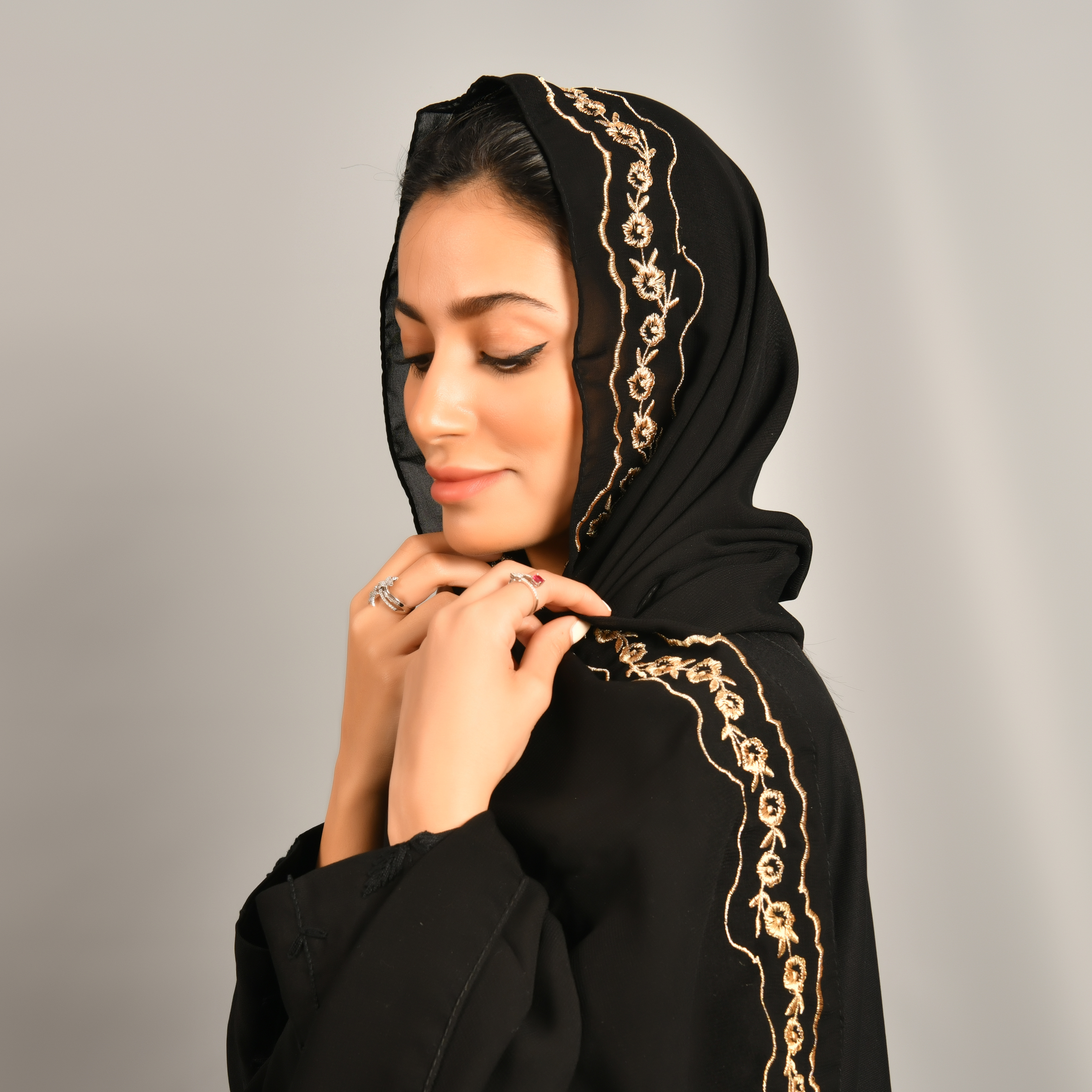  طرحه سوداء بخطين عشوائين بلون ذهبي يتوسطهما زهور ذهبية 