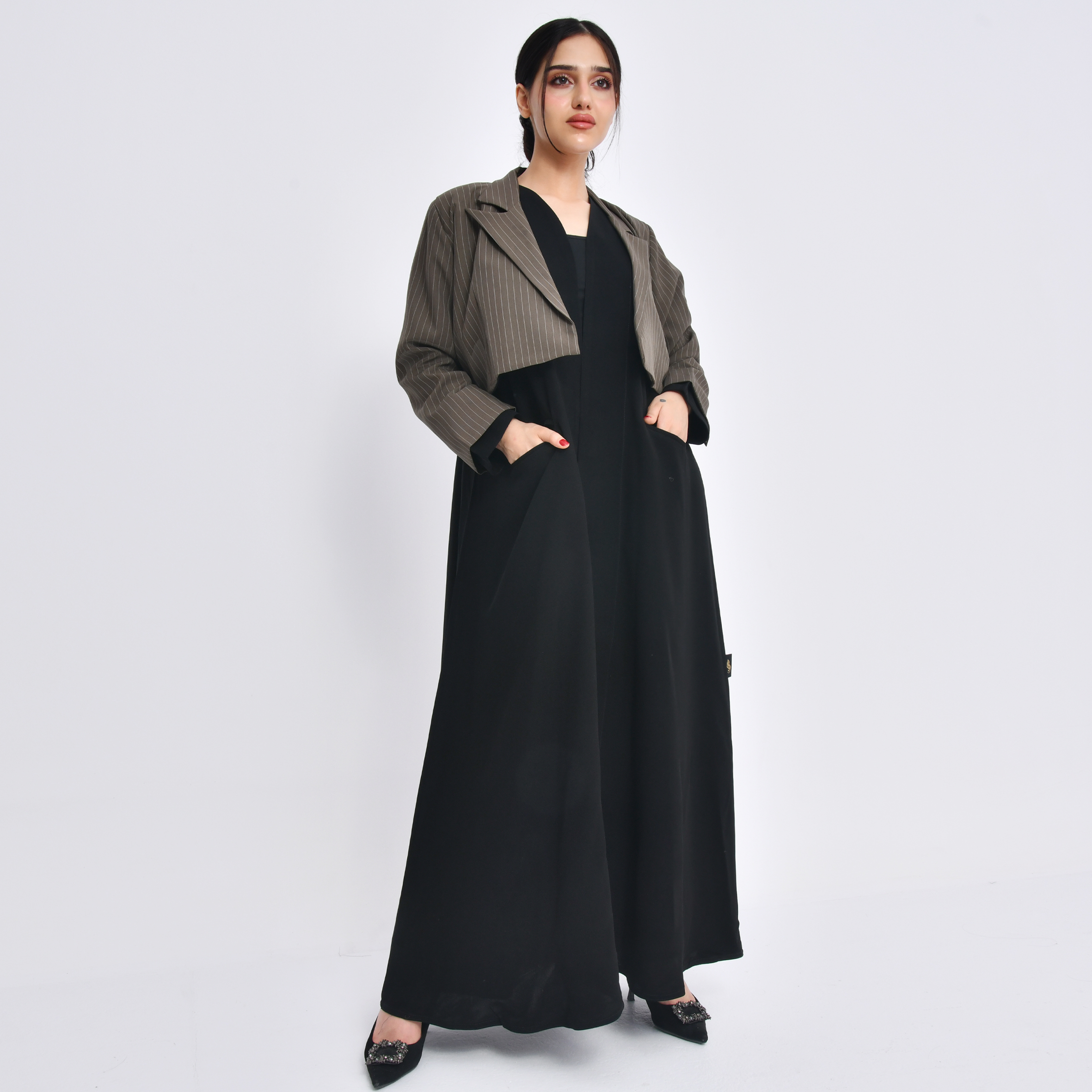  عباية لف مميزة  بقماش صيفي وسديري تصميم بليزر بكتفات وبطانة داخلية 