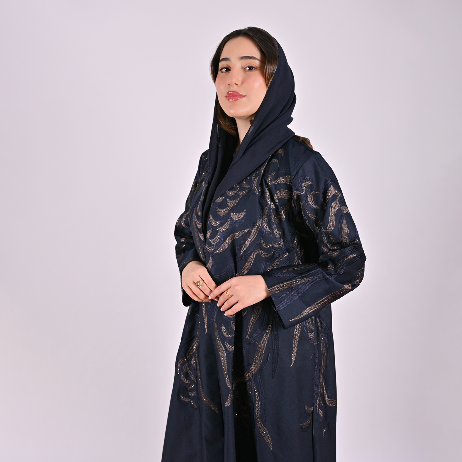 عباية لف بلون الكحلي بتفاصيل تطريز وفصوص موزعة بشكل أنيق على كامل العباية 