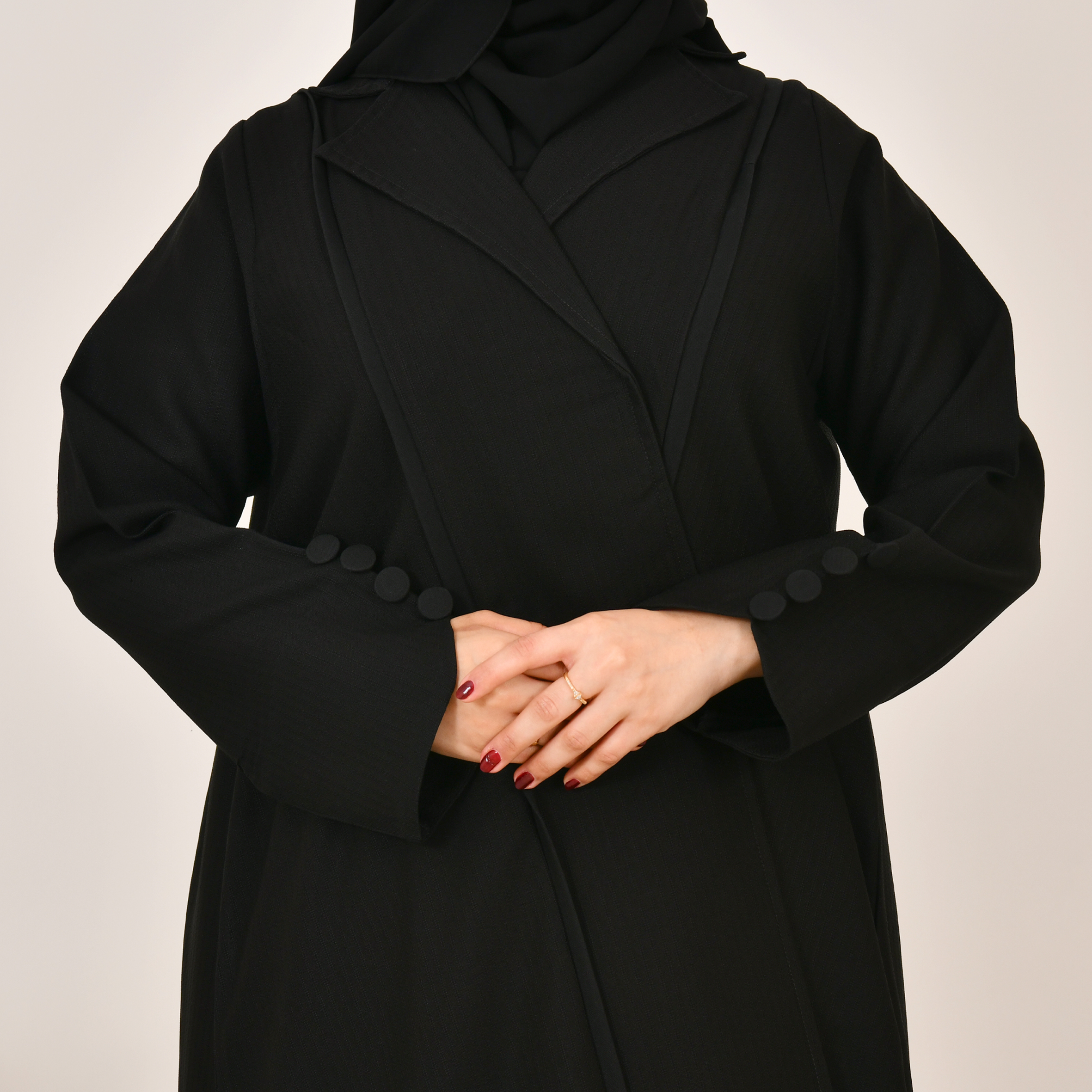  عباية بليزر ربع كلوش مزين بأزرار على الاكمام 