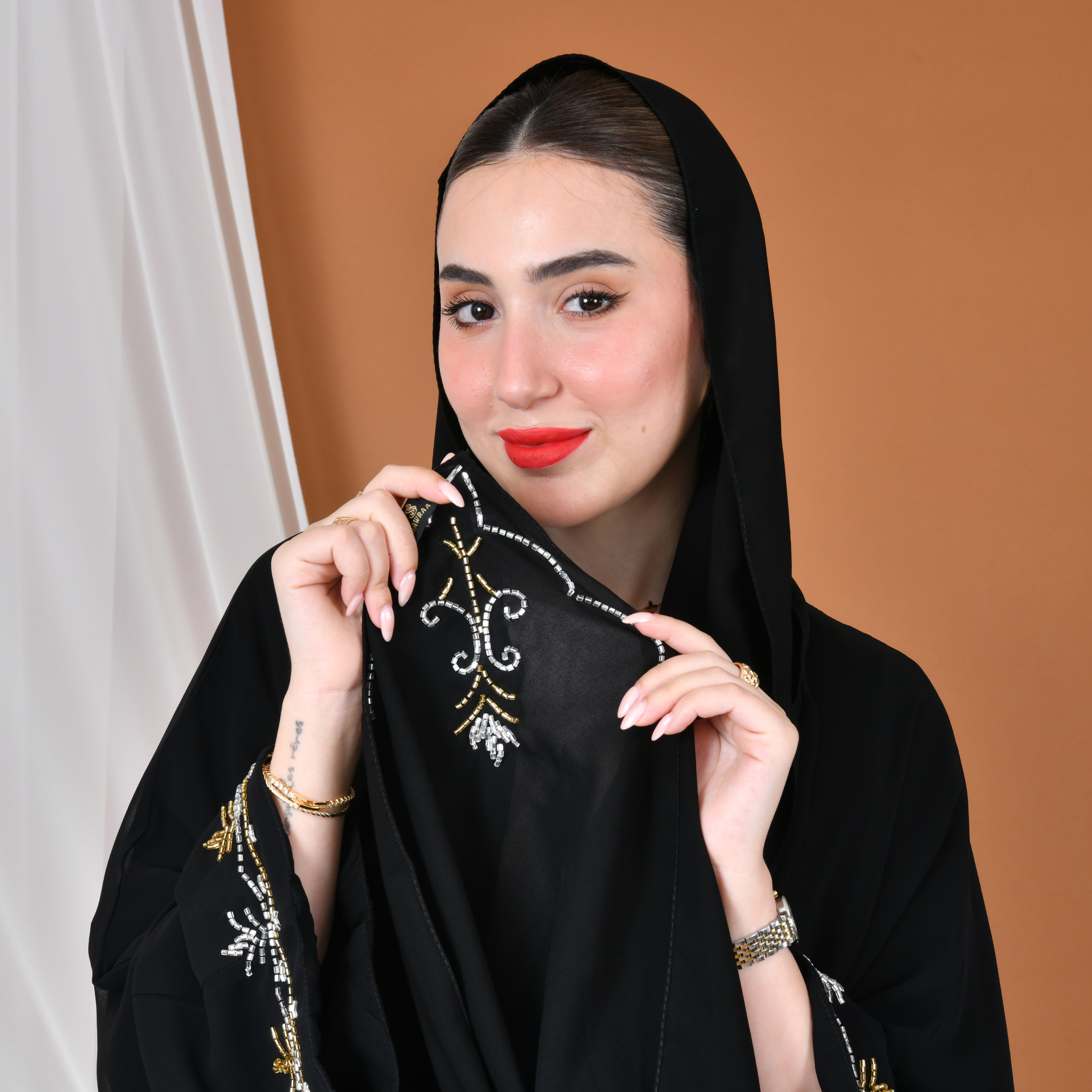  عباية راقية لف سوداء ربع كلوش مزينة بشك فضي وذهبي 
