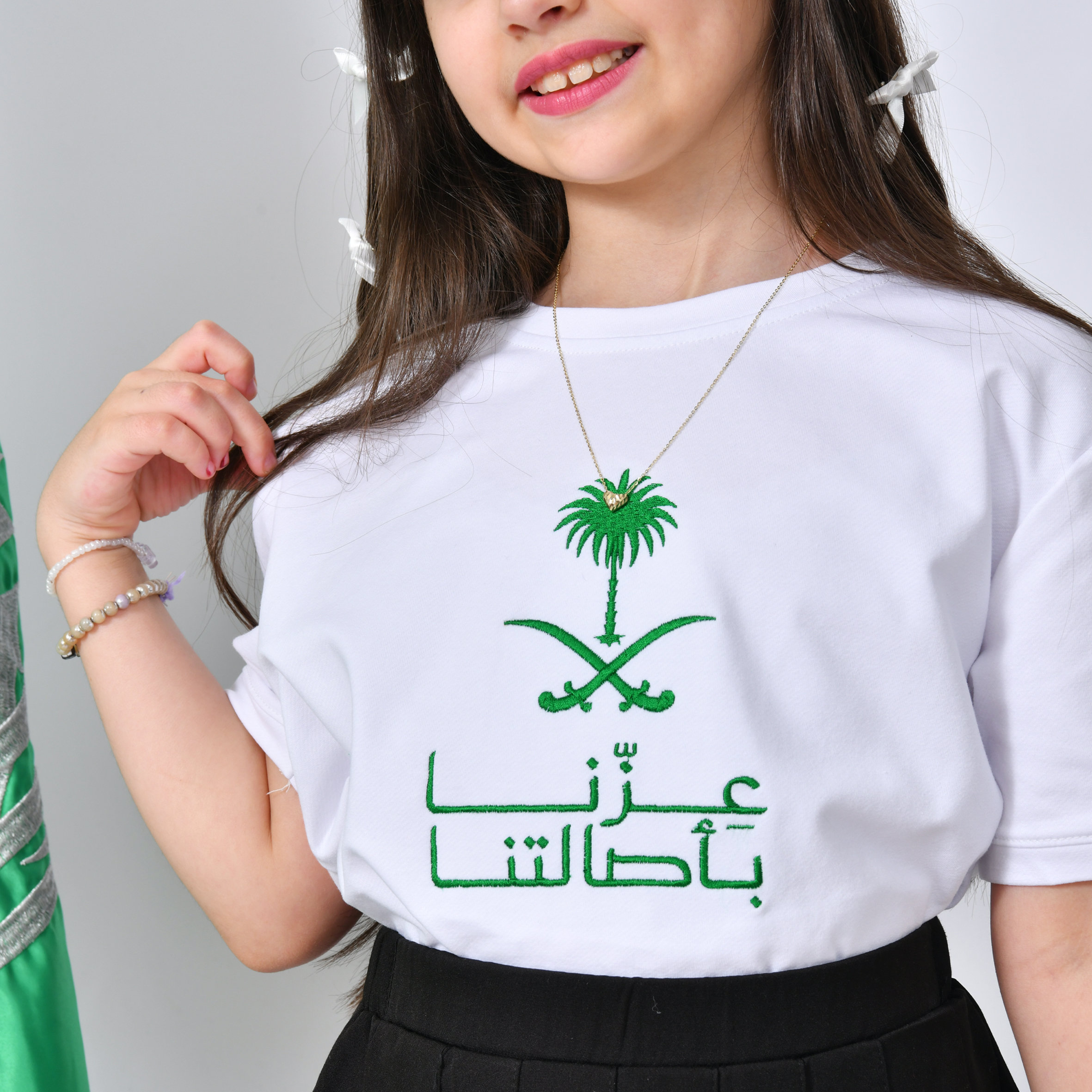  تيشيرت ابيض بشعار عزنا بأصالتنا ( للأولاد والبنات) 
