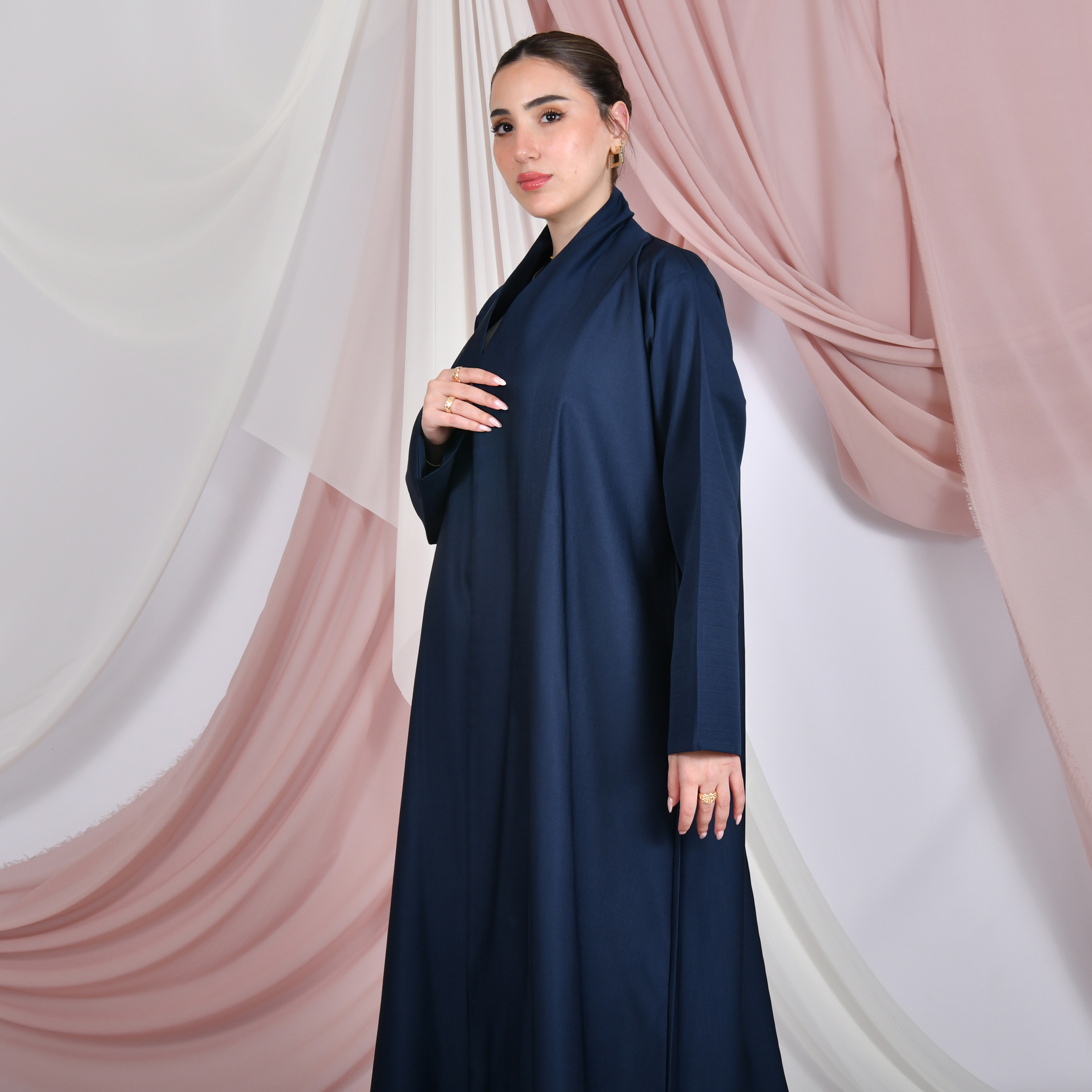 عباية ربع كلوش صيفية باللون الكحلي بكسرة من الخلف مزينة بزر 