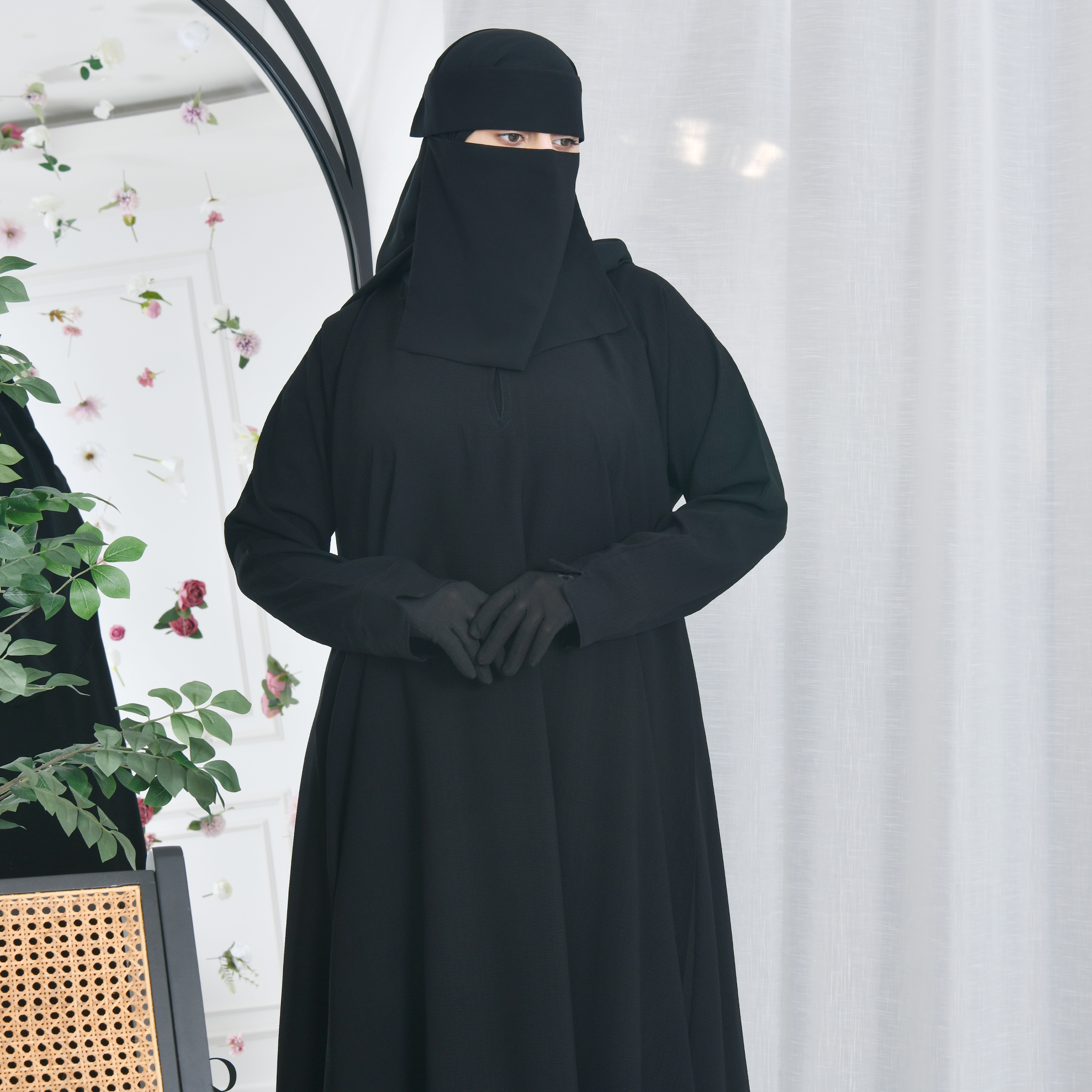  عباية كتف سادة مغلقة بطقطق من الاعلى 