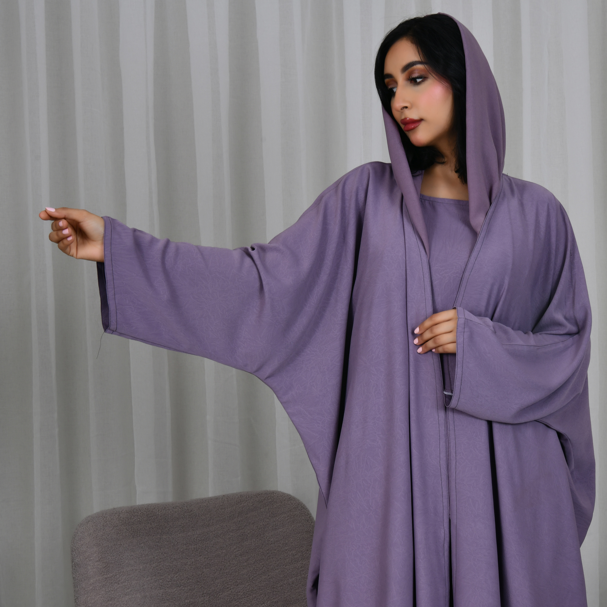  عباية صيفية بقصة نص بشت باللون البنفسجي 