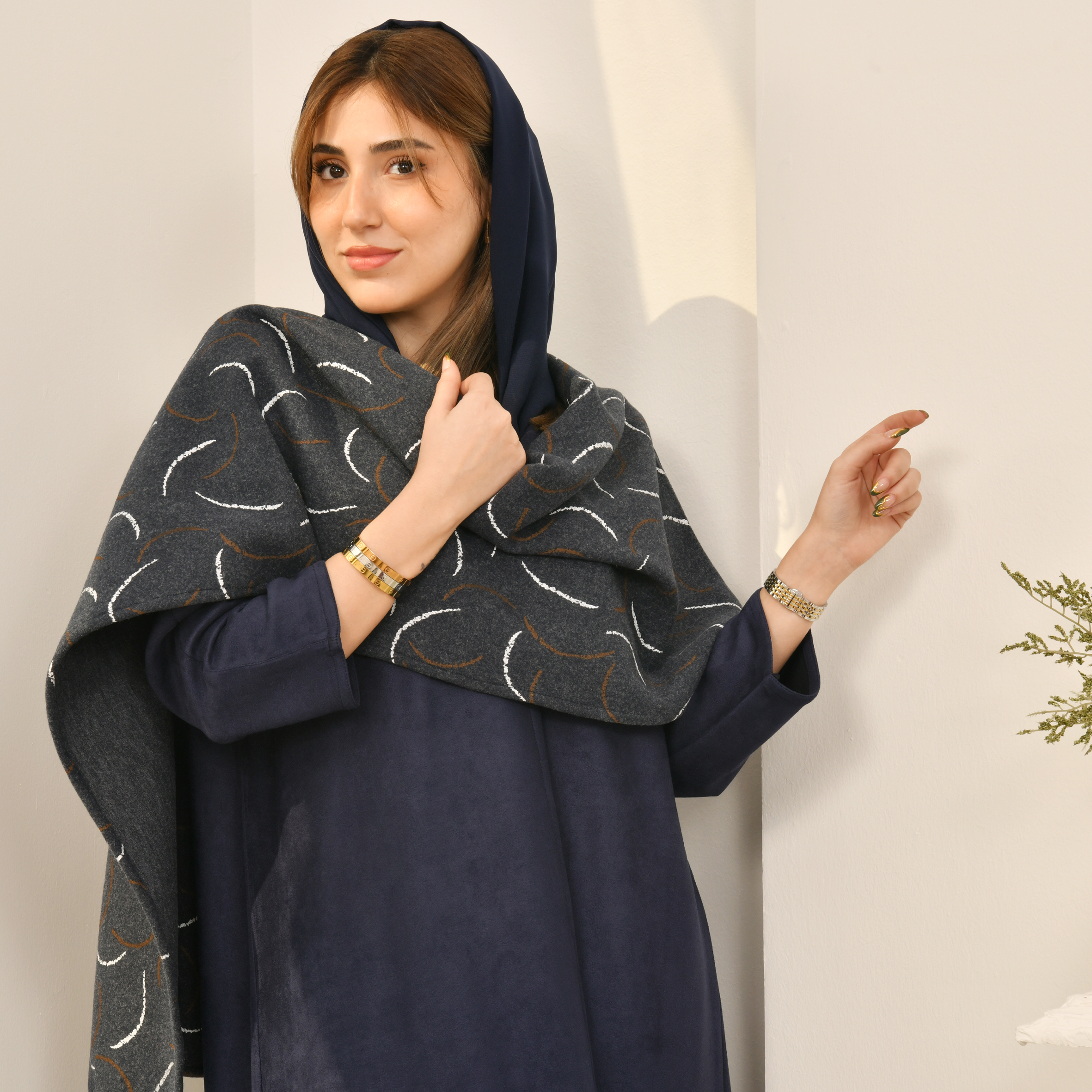  عباية لف كحلية سادة بشال جانبي منقوش بنقوش بسيطة  
