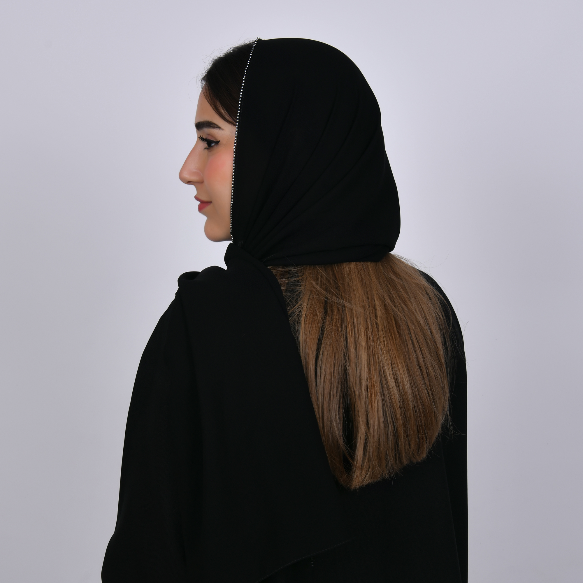  طرحه حرير سوداء مزينه بخط كرستال  ناعم على حواف الطرحه 