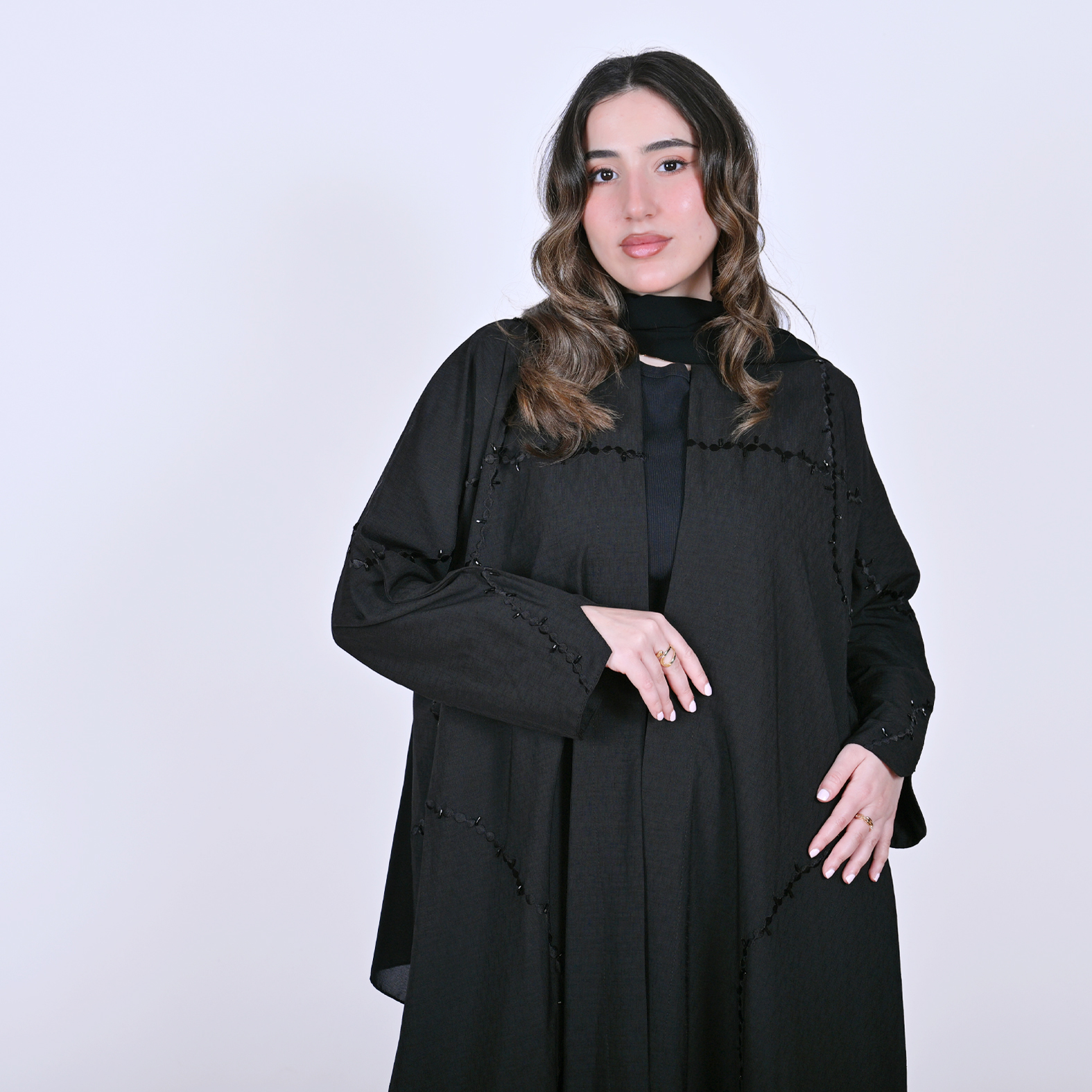  عباية لف سوداء بتطريز وشك عشوائي على كامل العباية 