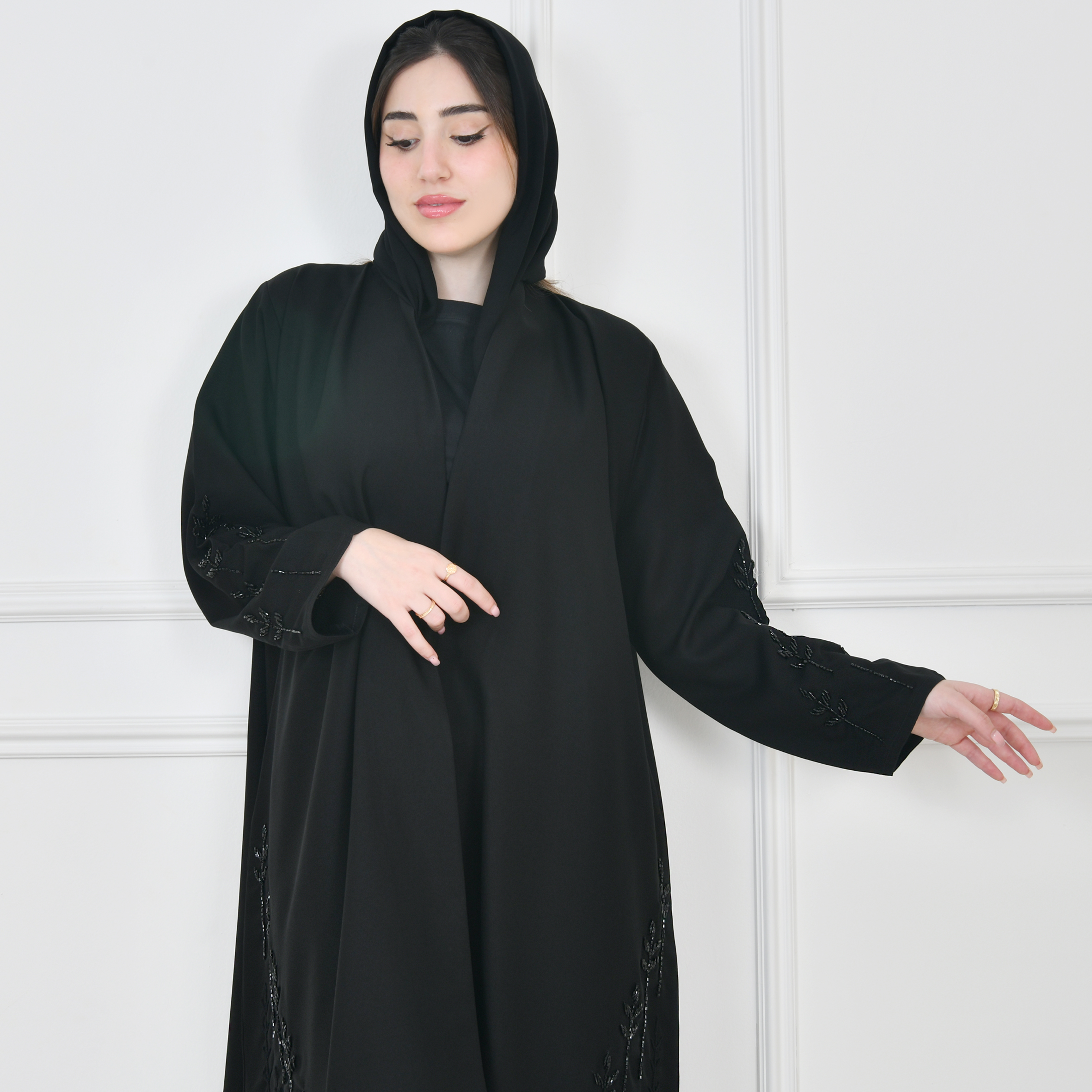  عباية لف سوداء نص كلوش بشك عى جانبي العباية والاكمام 