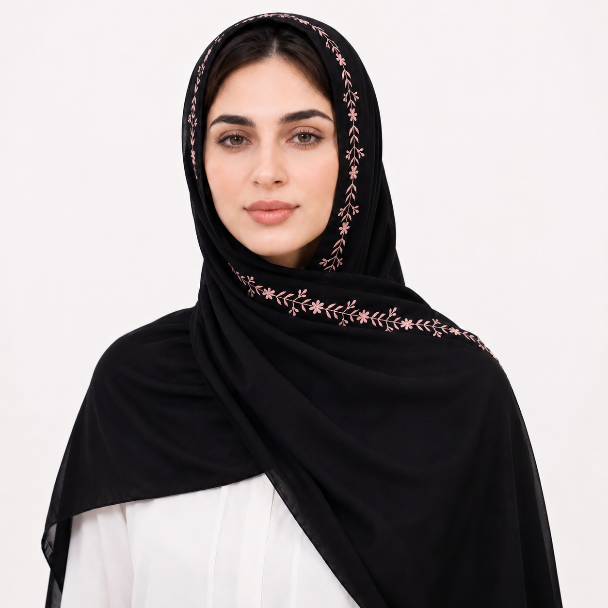  طرحة باللون الاسود مزينة بتطريز زهري 