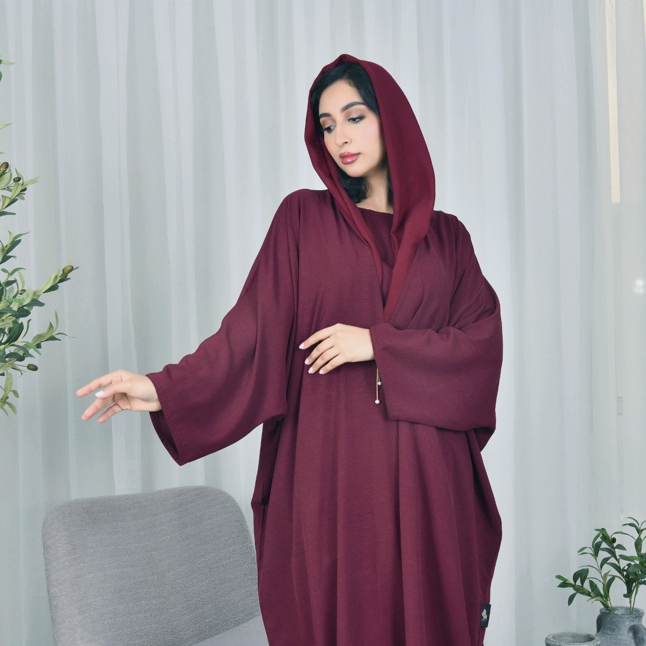  عباية صيفية بقصة نص بشت باللون العنابي  