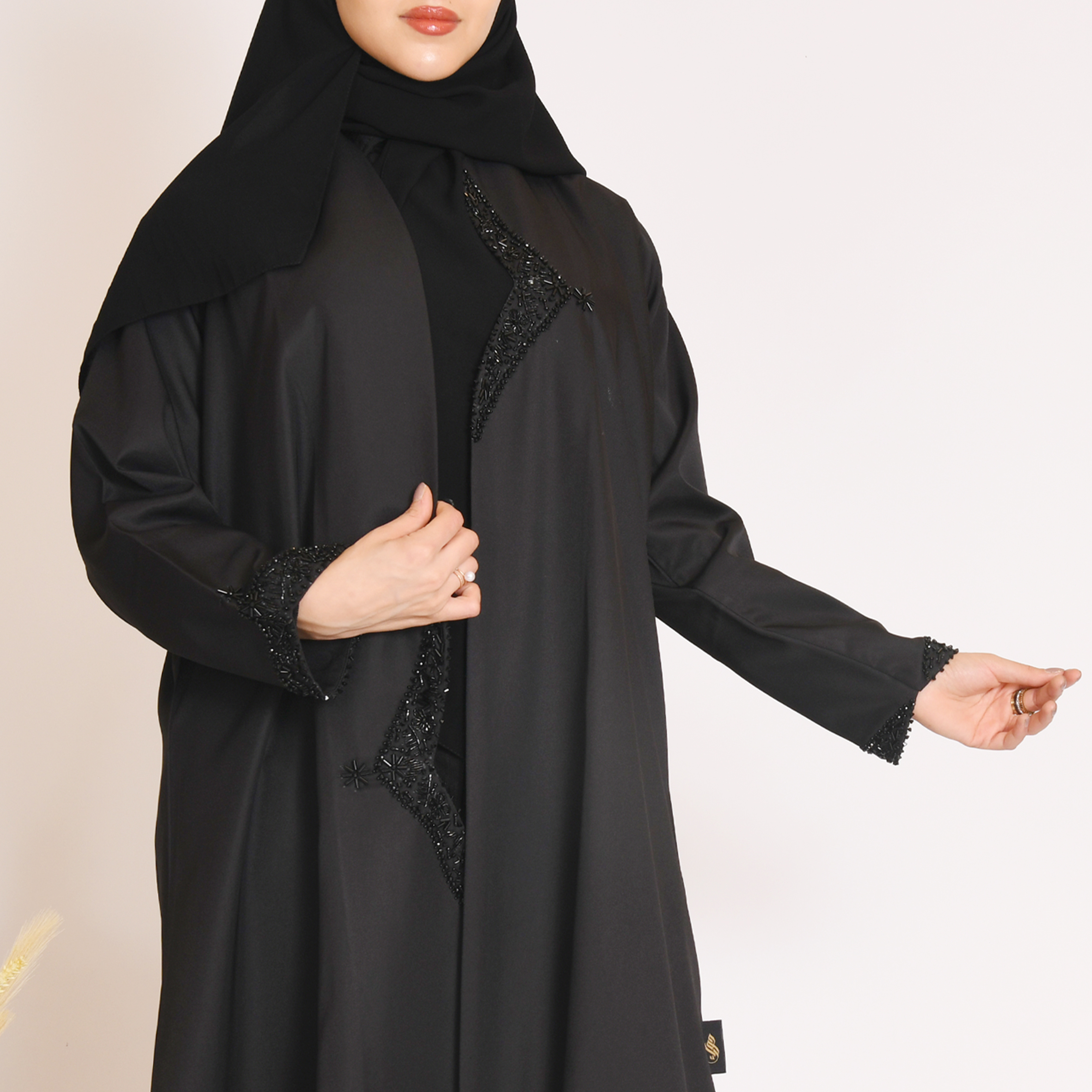  عباية سوداء بقصة مميزة من الجوانب مزينة بشك اسود بارز 