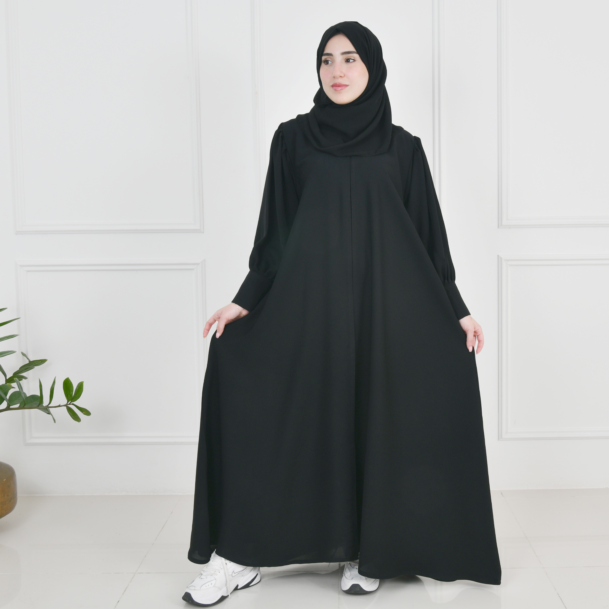  عباية سوداء ربع كلوش بأكمام عملية ضيقة تغلق بطقطق 