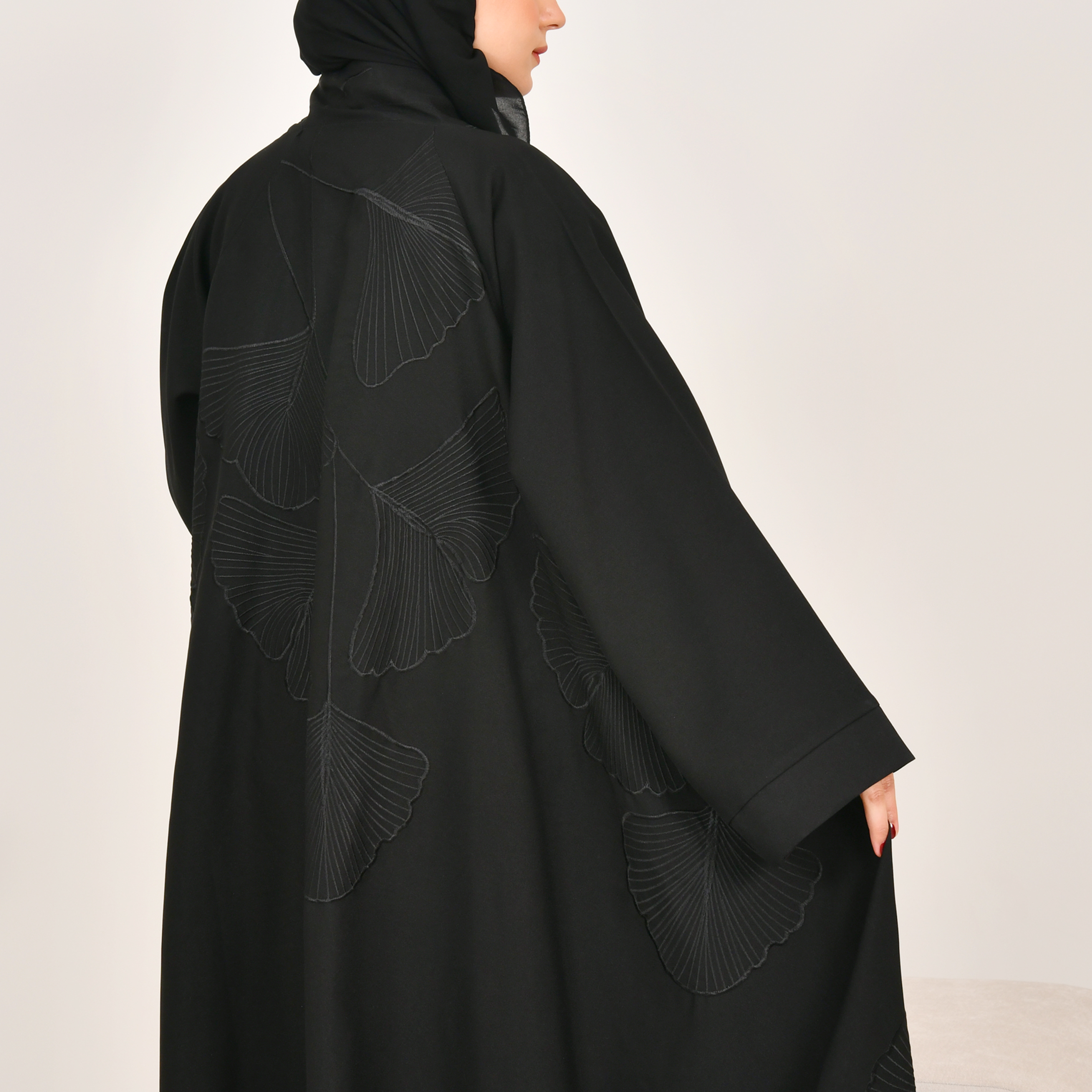  عباية لف كلوش بتطريز اسود انيق على كامل العباية 